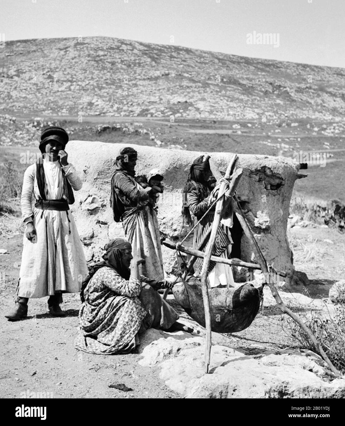 Palästina: Butter in Galiläa, um 1914. Palästina ist ein Name für die geografische Region zwischen dem Mittelmeer und dem Jordan. Die Region ist auch als das Land Israel, das Heilige Land und die Südlevante bekannt. 1832 wurde Palästina von Mohammed Alis Ägypten erobert, aber 1840 intervenierte Großbritannien und gab die Kontrolle über die Levante an die Osmanen zurück, als Gegenleistung für weitere Kapitulationen. Am Ende des 19. Jahrhunderts begann die zionistische Einwanderung und die Wiederbelebung der hebräischen Sprache. Stockfoto