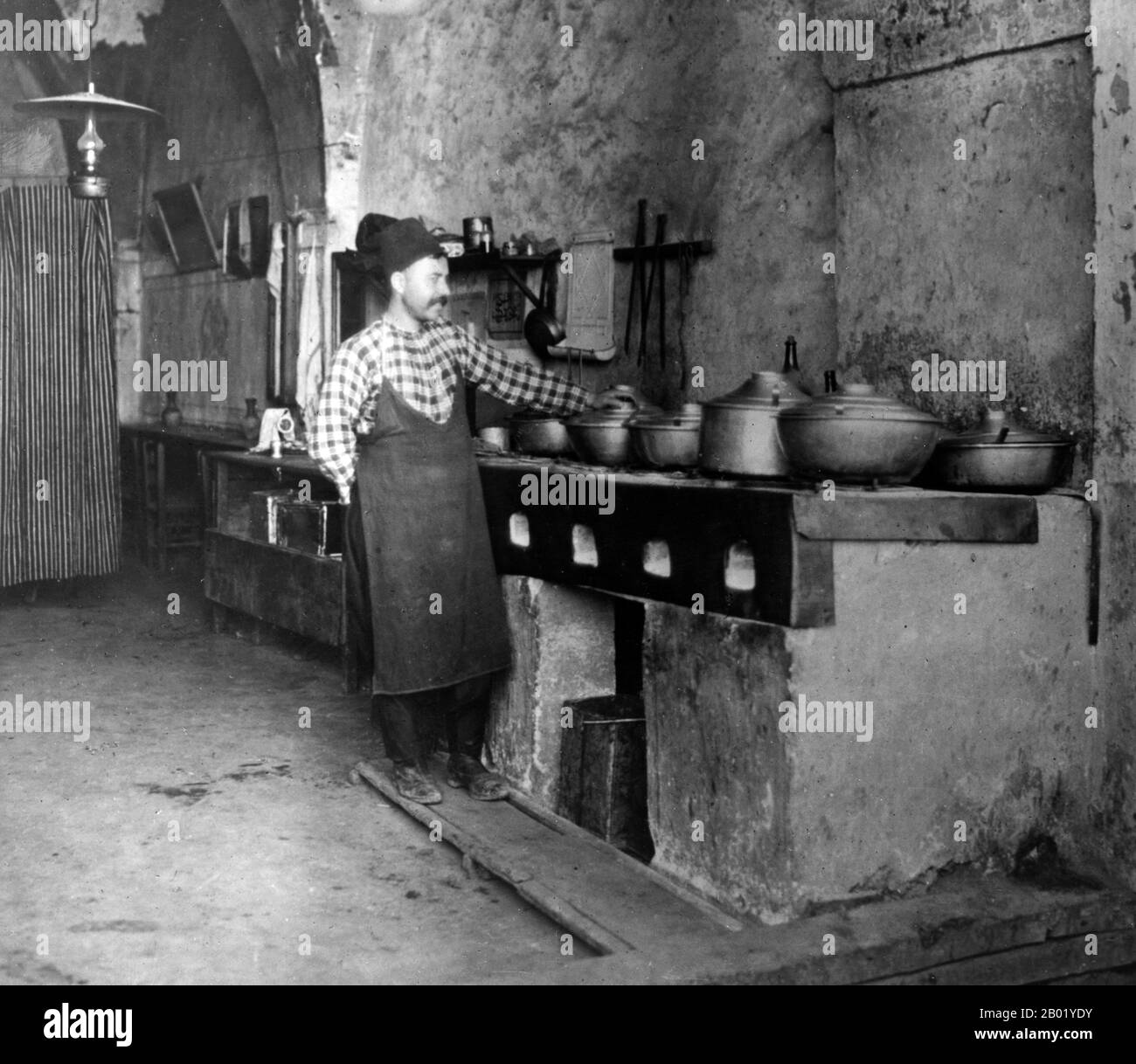 Palästina: Ein palästinensischer Koch in einem lokalen türkischen Restaurant am Stadtrand von Jerusalem, ca. 1880-1920. Palästina ist ein Name für die geografische Region zwischen dem Mittelmeer und dem Jordan. Die Region ist auch als das Land Israel, das Heilige Land und die Südlevante bekannt. 1832 wurde Palästina von Mohammed Alis Ägypten erobert, aber 1840 intervenierte Großbritannien und gab die Kontrolle über die Levante an die Osmanen zurück, als Gegenleistung für weitere Kapitulationen. Am Ende des 19. Jahrhunderts begann die zionistische Einwanderung und die Wiederbelebung der hebräischen Sprache. Stockfoto