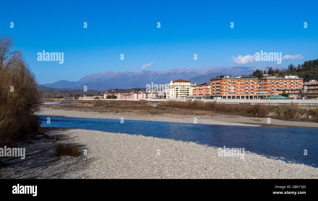 Blick auf Aulla, in Lunigayana, Nordtoskanei, Italien. Mit Magra River und Bergen dahinter. Foto aufgenommen 2020, daher Hochwasserschutzanlagen sichtbar Stockfoto