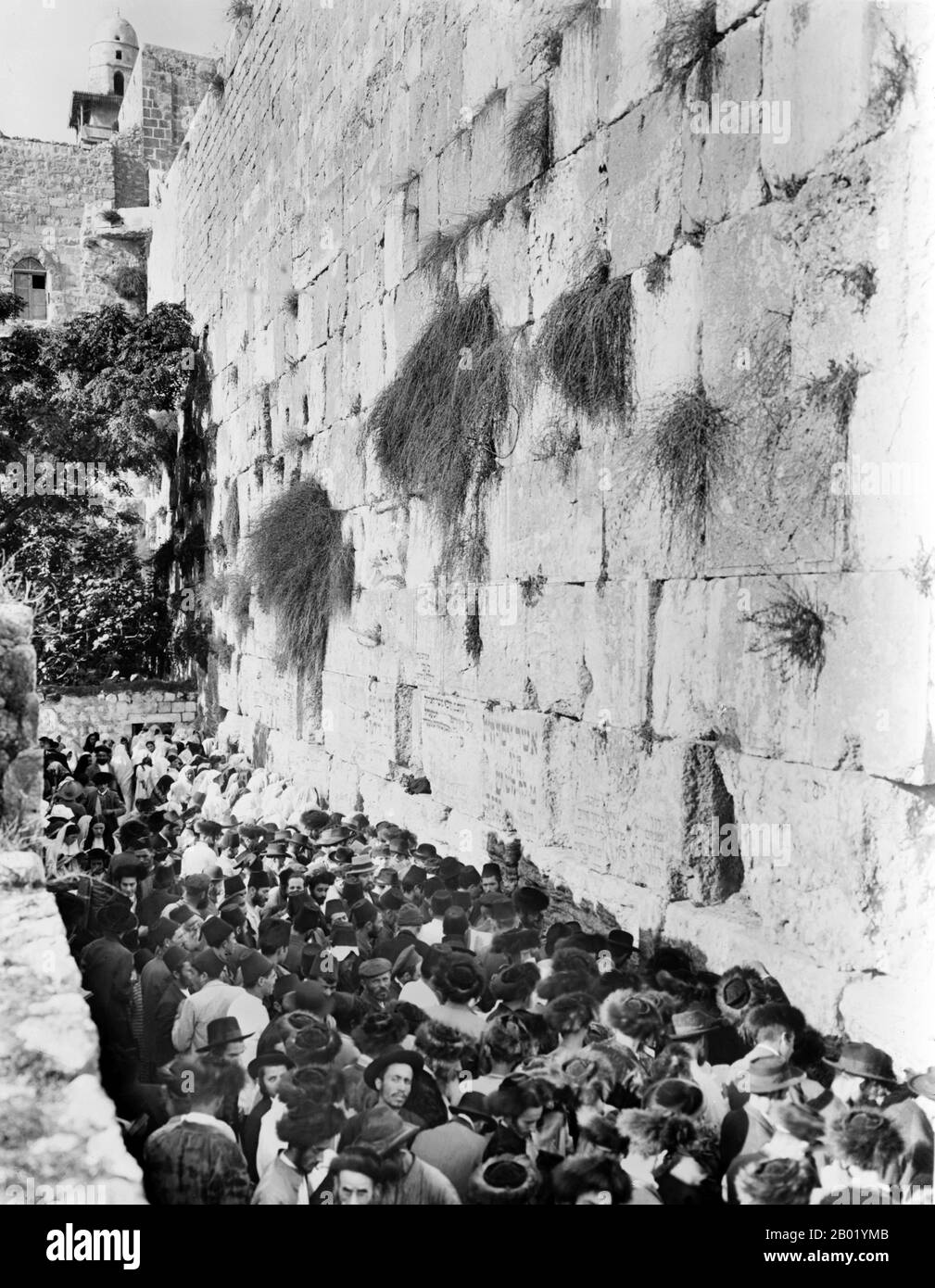 Palästina: Juden versammelten sich an der Klagemauer am Sühnopfer-Tag in Jerusalem um 1920. Palästina ist ein Name für die geografische Region zwischen dem Mittelmeer und dem Jordan. Die Region ist auch als das Land Israel, das Heilige Land und die Südlevante bekannt. 1832 wurde Palästina von Mohammed Alis Ägypten erobert, aber 1840 intervenierte Großbritannien und gab die Kontrolle über die Levante an die Osmanen zurück, als Gegenleistung für weitere Kapitulationen. Am Ende des 19. Jahrhunderts begann die zionistische Einwanderung und die Wiederbelebung der hebräischen Sprache. Stockfoto