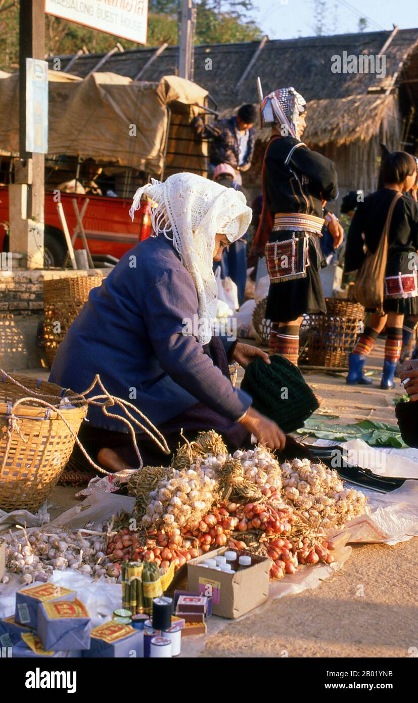 Thailand: Am frühen Morgen Akha Markt, Doi Mae Salong, Provinz Chiang Rai. Die zerklüfteten, unbezwingbaren chinesischen Muleteers, die den Burmesen Panthay und den Thailändischen und Laos Haw oder Chin Haw genannt wurden, waren – und sind im Allgemeinen noch – die Meister des Goldenen Dreiecks. Sicherlich waren sie ausgezeichnete Händler, die in die entferntesten Gebiete verbotener Gebiete wie die Wa-Staaten eindrangen, während gleichzeitig ihre Maultierkarawanen, die mit Edelsteinen und Jade, Opium- und Kupferpfannen beladen waren, bis Luang Prabang in Laos und Moulmein in Myanmar gehandelt wurden. Stockfoto