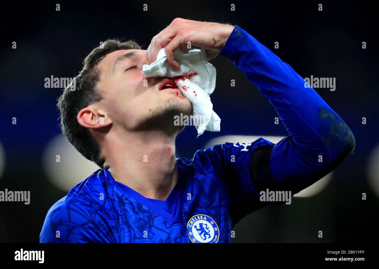 Chelseas Andreas Christensen neigt sich den Kopf zurück, um eine Nasenblute zu stoppen, nachdem er während des Premier-League-Spiels in Stamford Bridge, London, eine Verletzung erlitten hatte. Stockfoto
