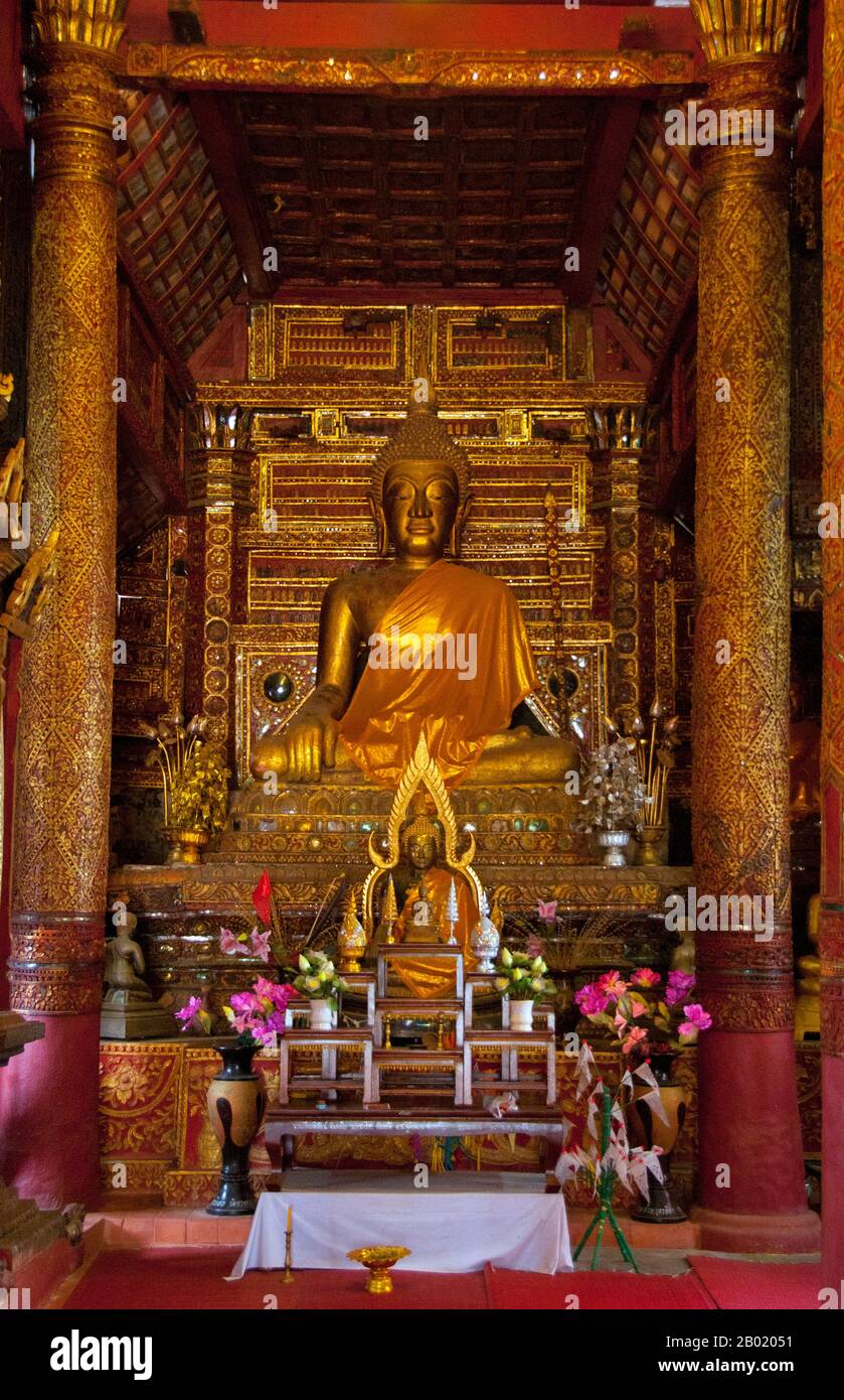 Wat Hang Dong วัด หางดง ist ein typisches Beispiel für die traditionelle Lan Na Tempelarchitektur. Der alte Viharn an diesem Tempel ist etwas aufwendiger als sein Gegenstück am nahe gelegenen Wat Ton Kwen, ähnelt aber im Wesentlichen Form, Stil und Aussehen. Auch dunkel und intim, mit einem niedrigen, geschwungenen, dreifach gestuften Dach, beherbergt der Viharn eine Sammlung von Buddha-Bildern, von denen mindestens zwei - rechts und links vom Hauptbild des Buddha - stilvoll und doch irgendwie seltsam primitiv sind. Der alte Viharn am Wat Hang Dong wurde nun schön restauriert, und auch ein neuer Ubosot hat es Stockfoto
