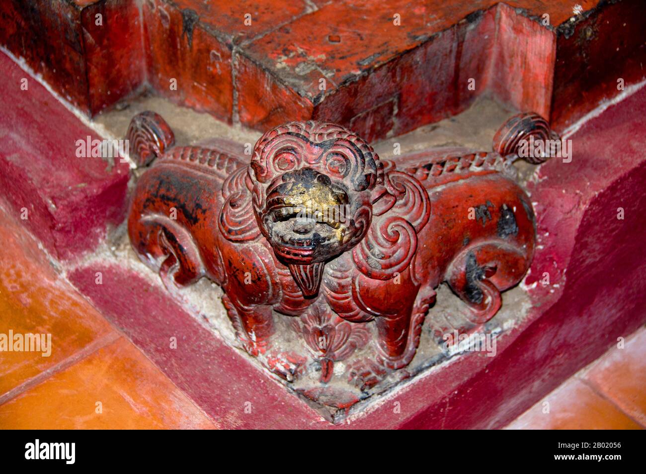 Wat Hang Dong วัด หางดง ist ein typisches Beispiel für die traditionelle Lan Na Tempelarchitektur. Der alte Viharn an diesem Tempel ist etwas aufwendiger als sein Gegenstück am nahe gelegenen Wat Ton Kwen, ähnelt aber im Wesentlichen Form, Stil und Aussehen. Auch dunkel und intim, mit einem niedrigen, geschwungenen, dreifach gestuften Dach, beherbergt der Viharn eine Sammlung von Buddha-Bildern, von denen mindestens zwei - rechts und links vom Hauptbild des Buddha - stilvoll und doch irgendwie seltsam primitiv sind. Der alte Viharn am Wat Hang Dong wurde nun schön restauriert, und auch ein neuer Ubosot hat es Stockfoto