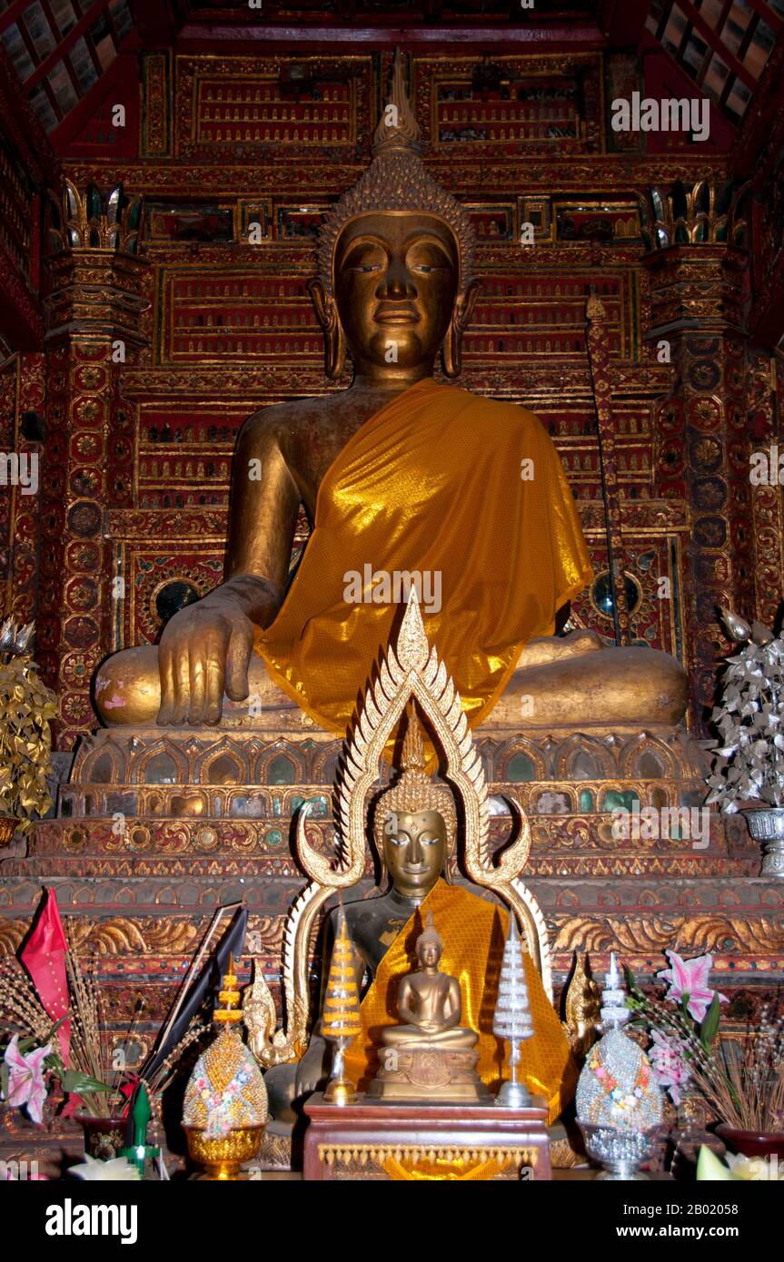 Wat Hang Dong วัด หางดง ist ein typisches Beispiel für die traditionelle Lan Na Tempelarchitektur. Der alte Viharn an diesem Tempel ist etwas aufwendiger als sein Gegenstück am nahe gelegenen Wat Ton Kwen, ähnelt aber im Wesentlichen Form, Stil und Aussehen. Auch dunkel und intim, mit einem niedrigen, geschwungenen, dreifach gestuften Dach, beherbergt der Viharn eine Sammlung von Buddha-Bildern, von denen mindestens zwei - rechts und links vom Hauptbild des Buddha - stilvoll und doch irgendwie seltsam primitiv sind. Der alte Viharn am Wat Hang Dong wurde nun schön restauriert, und auch ein neuer Ubosot hat es Stockfoto