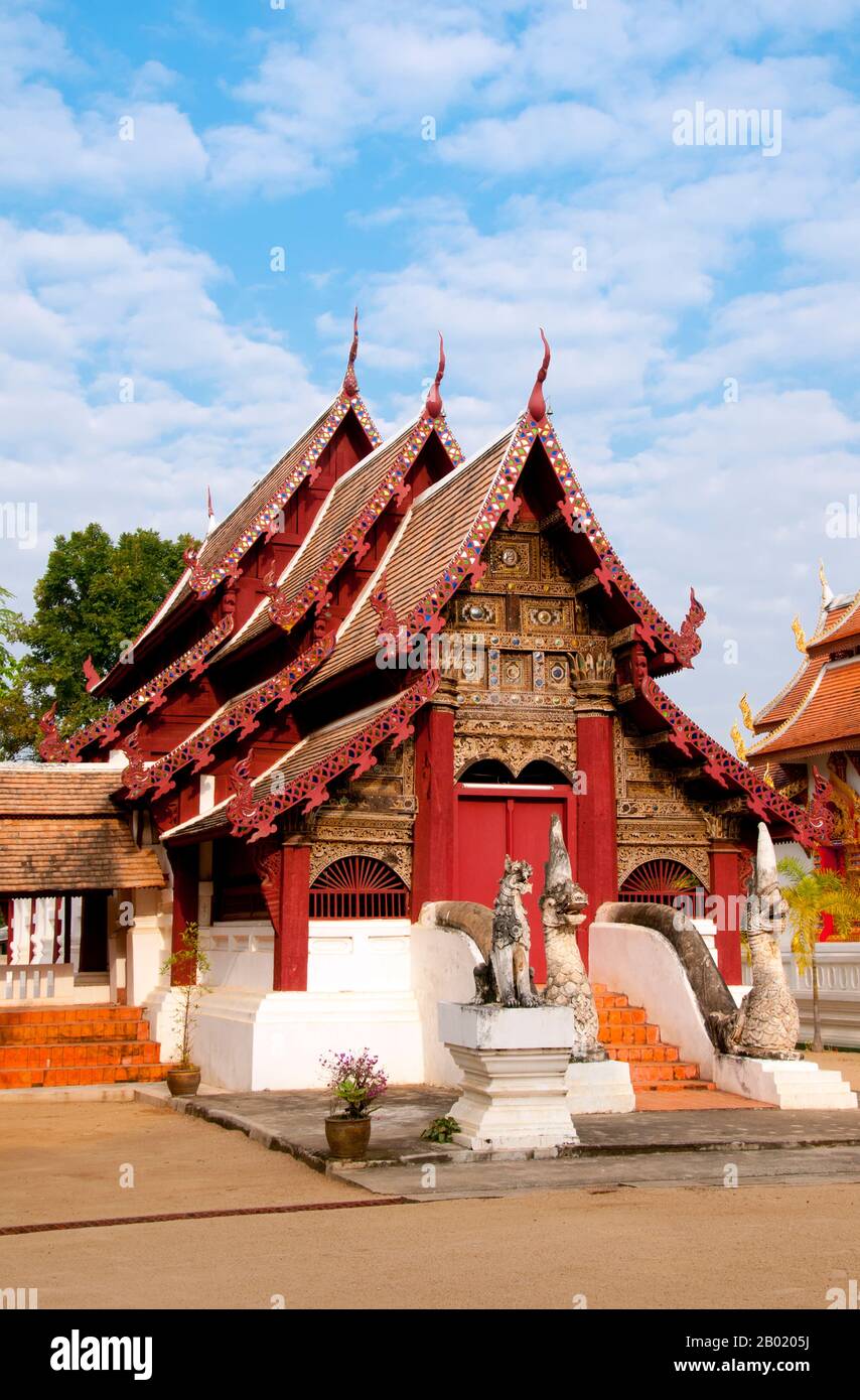 Wat Hang Dong วัด หางดง ist ein typisches Beispiel für die traditionelle Lan Na Tempelarchitektur. Der alte Viharn an diesem Tempel ist etwas aufwendiger als sein Gegenstück am nahe gelegenen Wat Ton Kwen, ähnelt aber im Wesentlichen Form, Stil und Aussehen. Auch dunkel und intim, mit einem niedrigen, geschwungenen, dreifach gestuften Dach, beherbergt der Viharn eine Sammlung von Buddha-Bildern, von denen mindestens zwei - rechts und links vom Hauptbild des Buddha - stilvoll und doch irgendwie seltsam primitiv sind. Der alte Viharn am Wat Hang Dong wurde nun schön restauriert, und auch ein neuer Ubosot hat es Stockfoto