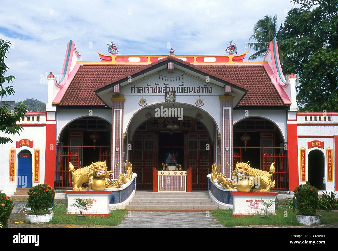 Thailand: Sanjao Sam San Chinese Temple, Krabi Road, Phuket Altstadt. Die traditionelle Architektur der Stadt Phuket ist unverwechselbar chinesisch-Thai und chinesisch-Portugiesisch. Da sie von chinesischen Siedlern aus Südchina beeinflusst wurde, hat sie viel mit der Architektur der benachbarten chinesischen Siedlungen Straits in den malaysischen Städten Penang und Melaka sowie Singapur zu tun. Stockfoto