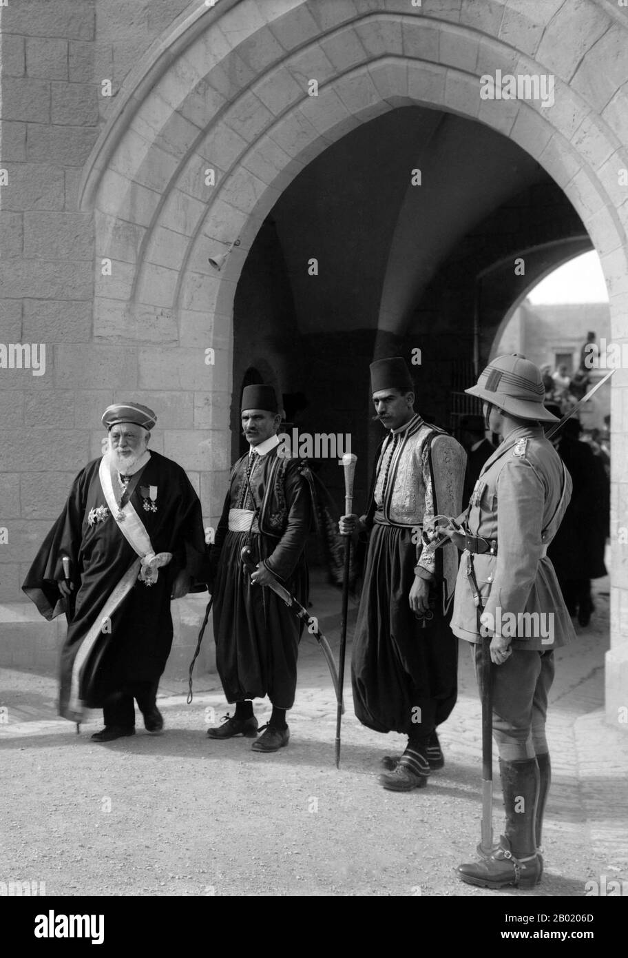 Palästina: Jaakow/Jacob Meir (1856–1939), Oberrabbiner von Jersualem (links) mit Militärgarde, ca. 1900–1920. Palästina ist ein Name für die geografische Region zwischen dem Mittelmeer und dem Jordan. Die Region ist auch bekannt als das Land Israel (Eretz-Yisra'el), das Heilige Land und die Südlevante. 1832 wurde Palästina von Mohammed Alis Ägypten erobert, aber 1840 intervenierte Großbritannien und gab die Kontrolle über die Levante an die Osmanen zurück, als Gegenleistung für weitere Kapitulationen. Am Ende des 19. Jahrhunderts begann die zionistische Einwanderung und die Wiederbelebung des Hebräischen. Stockfoto