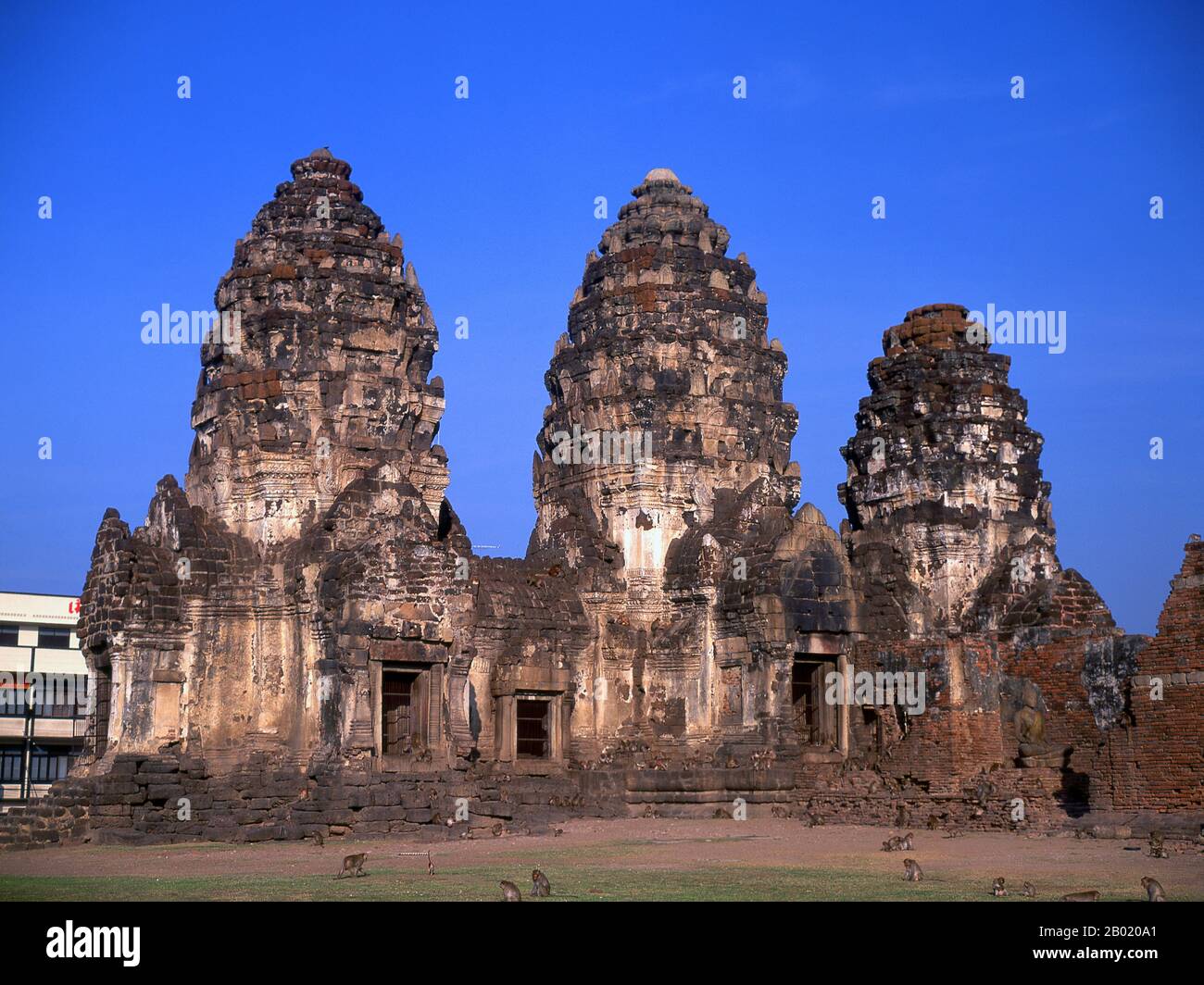 Thailand: Der Prang Sam Yot aus dem 13. Jahrhundert, ursprünglich ein Khmer-Hindu-Schrein, hat drei Zacken, die früher Brahma, Vishnu und Shiva (die Hindu-trinität) repräsentierten. Es wurde später in einen buddhistischen Schrein umgewandelt. Die Altstadt von Lopburi stammt aus der Dvaravati-Ära (6. - 13. Jahrhundert). Es war ursprünglich als Lavo oder Lavapura bekannt. Nach der Gründung des Königreichs Ayutthaya im fünfzehnten Jahrhundert war Lopburi eine Festung der Herrscher Ayutthayas. Es wurde später eine neue königliche Hauptstadt während der Herrschaft von König Narai dem Großen des Ayutthaya-Königreichs in der Mitte des 17. Jahrhunderts. Stockfoto