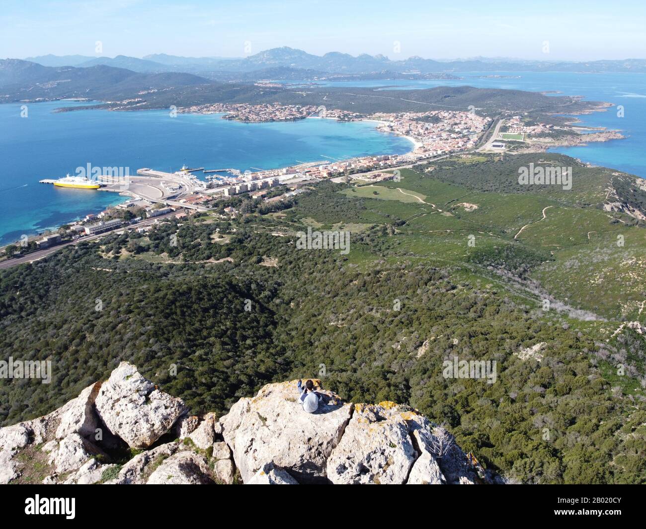 Panoramablick vom monte ruiu in Golfo Aranci mit Blick auf die Stadt und die schöne Küste Stockfoto