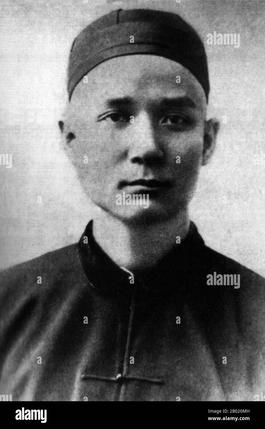 China: Sun Yat-sen (12. November 1866 - 12. März 1925) als 17-jähriger Jugendlicher in traditioneller chinesischer Kleidung, ca. 1883. Sun Yat-sen war ein chinesischer Revolutionär und politischer Führer. Als führender Pionier des nationalistischen China wird Sun häufig als Gründervater des republikanischen China bezeichnet. Sun spielte eine entscheidende Rolle beim Umsturz der Qing-Dynastie, der letzten kaiserlichen Dynastie Chinas. Er war der erste provisorische Präsident, als 1912 die Republik China (ROC) gegründet wurde und später die chinesische nationale Volkspartei (KMT) mitbegründete. Stockfoto