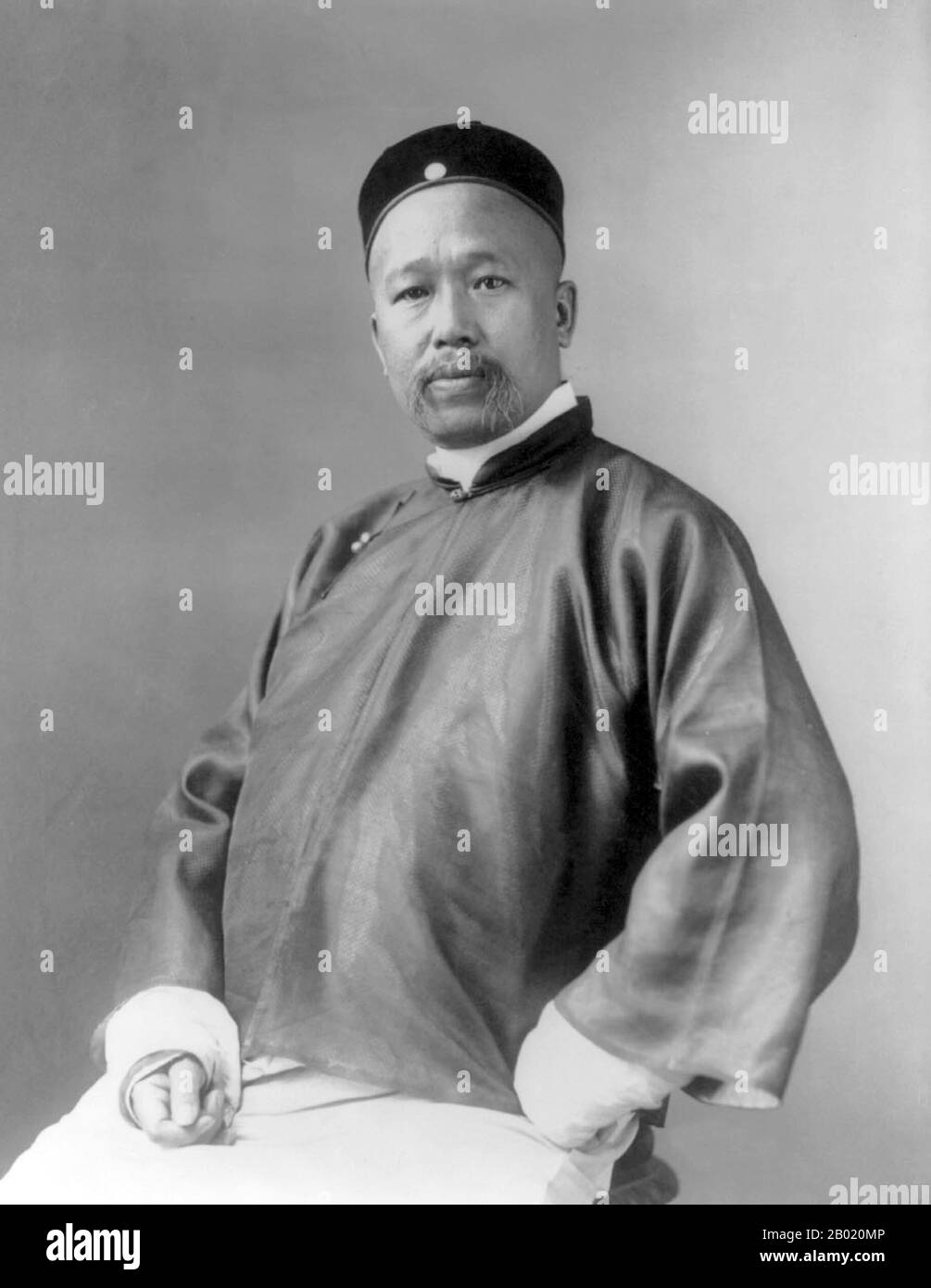 China: Kang Youwei (* 19. März 1858 bis 31. März 1927), ein bedeutender chinesischer Gelehrter und Reformator der späten Qing-Dynastie, 1905. Kang Youwei (Pinyin: Kāng Yǒuwéi, Wade-Giles: K’ang Yu-wei) war ein chinesischer Gelehrter, bekannter Kalligraf und prominenter politischer Denker und Reformator der späten Qing-Dynastie. Er leitete Bewegungen zur Errichtung einer konstitutionellen Monarchie und war ein leidenschaftlicher chinesischer Nationalist. Seine Ideen inspirierten eine Reformationsbewegung, die vom Kaiser Guangxu unterstützt wurde, aber von der Kaiserinwitwe Cixi verabscheut wurde. Stockfoto