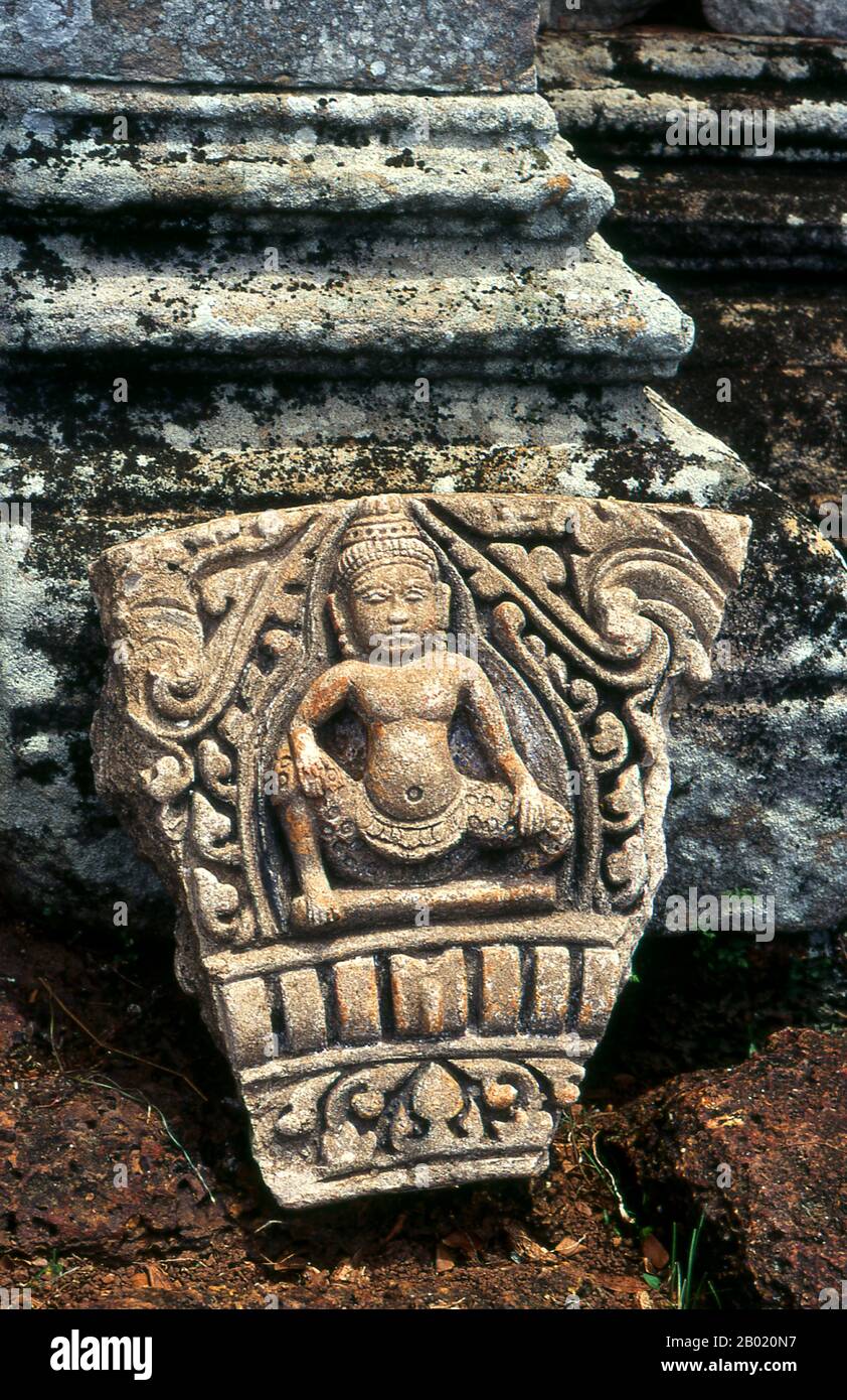 Kambodscha: Steinschnitzereien, die einst die Wände und Türen des Tempels schmückten, sind heute um den Komplex, Phnom Chisor Tempel, Provinz Takeo, verteilt. Der Tempel von Phnom Chisor ist aus Ziegeln und Laterit mit Sturzen und Türöffnungen aus Sandstein gebaut, der Komplex stammt aus dem 11. Jahrhundert, als er Suryagiri genannt wurde. Sie wurde von König Suryavarman I. (Narvanapala la) erbaut und war von 1010 bis 1050 König des Khmer-Reiches, nachdem er nach neun Jahren Krieg den rivalisierenden König Jayaviravarman um den Thron besiegt hatte. Stockfoto