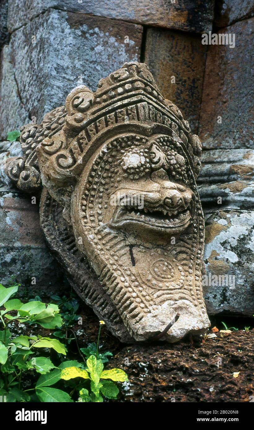 Kambodscha: Steinschnitzereien, die einst die Wände und Türen des Tempels schmückten, sind heute um den Komplex, Phnom Chisor Tempel, Provinz Takeo, verteilt. Der Tempel von Phnom Chisor ist aus Ziegeln und Laterit mit Sturzen und Türöffnungen aus Sandstein gebaut, der Komplex stammt aus dem 11. Jahrhundert, als er Suryagiri genannt wurde. Sie wurde von König Suryavarman I. (Narvanapala la) erbaut und war von 1010 bis 1050 König des Khmer-Reiches, nachdem er nach neun Jahren Krieg den rivalisierenden König Jayaviravarman um den Thron besiegt hatte. Stockfoto