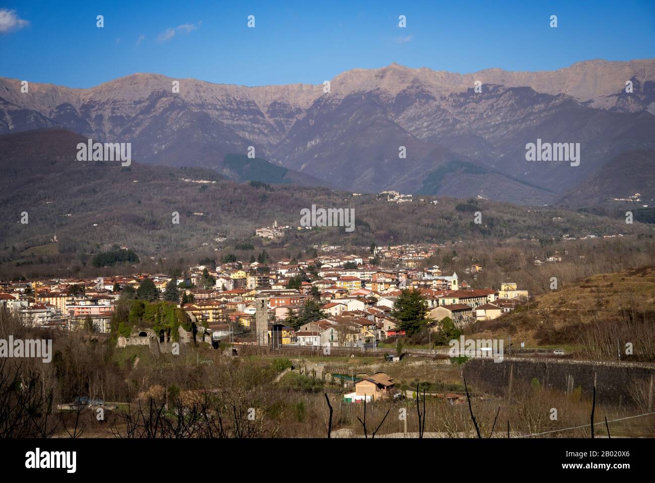 Blick auf Villafranca in Lunigayana, Nordtoskanei, Italien. Mit apennin-bergen dahinter. Burgruinen sichtbar. Stockfoto