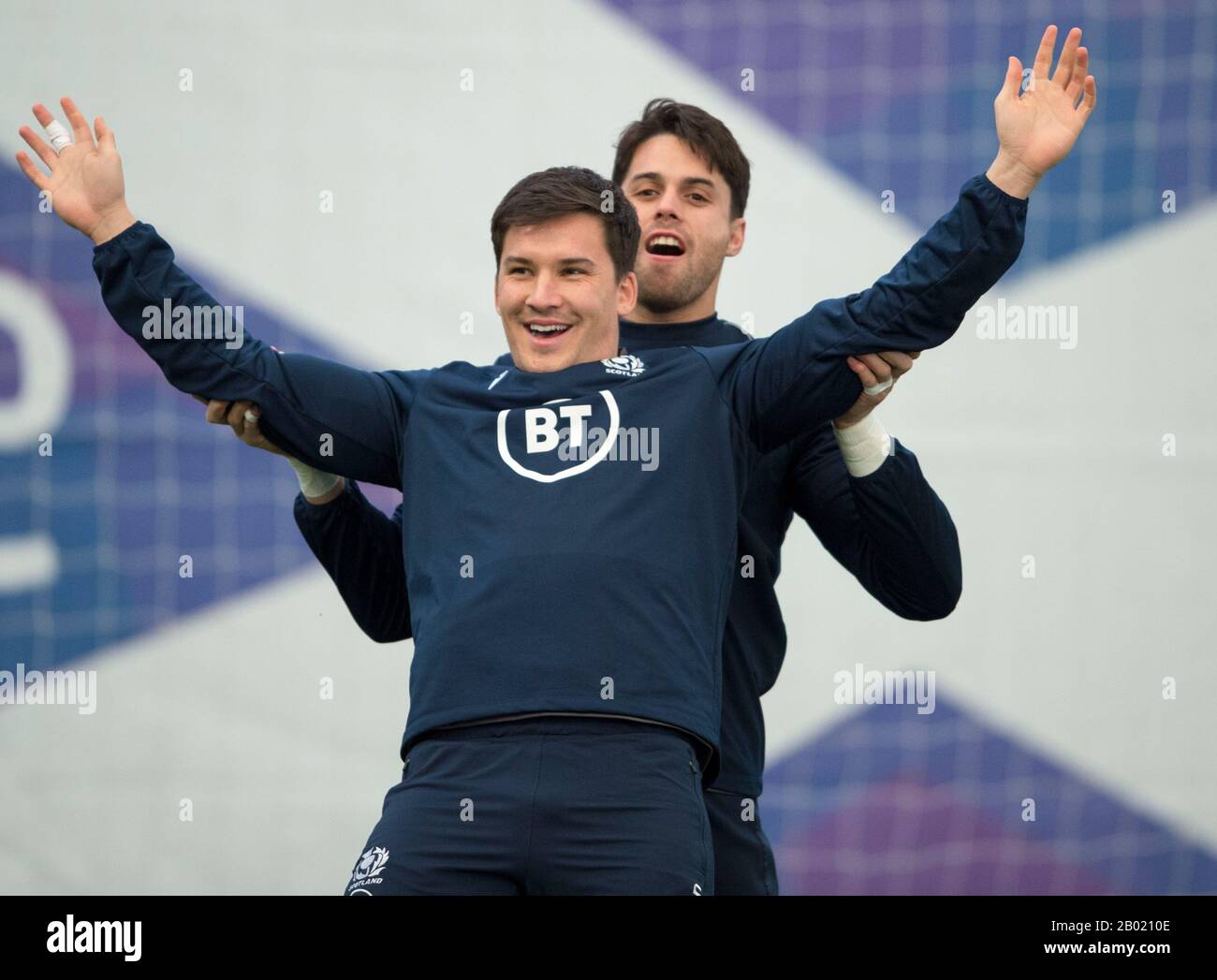 Oriam Sports Center, Riccarton Campus der Heriot-Watt University, Edinburgh: 18. Februar 2020. Schottland Rugby-Team-Training vor ihrem Guinness Six Nations Match gegen Italien in Rom. L to R: Schottlands Sam Johnson und Sean Maitland. Kredit: Ian Rutherford/Alamy Live News Stockfoto