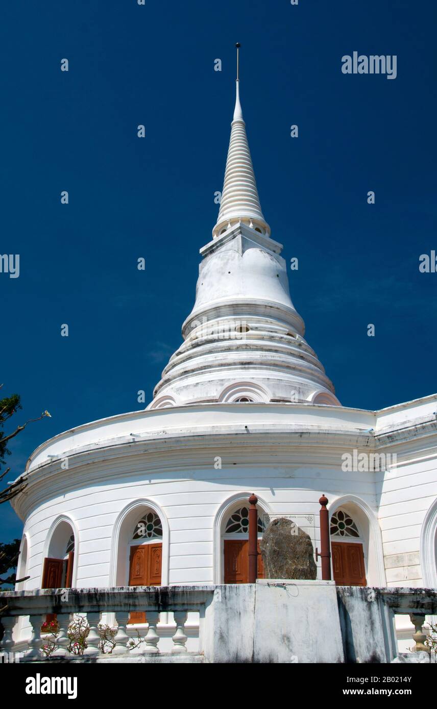 Thailand: Weiße Stupa im Wat Atsadang Nimit, Ko Sichang, Provinz Chonburi. Wat Atsadang Nimit wurde im späten 19. Jahrhundert von König Chulalongkorn (Rama V.) erbaut. Der König benutzte es zur Meditation. Ko Si Chang wurde 1893 von den Franzosen besetzt und war der Sommerrückzug mehrerer siamesischer Könige, darunter König Chulalongkorn (Rama V), dessen wundersamer Teakpalast 1901 von Ko Si Chang an seinen heutigen Standort im Dusit Park in Bangkok verlegt wurde. Die Insel ist auch Heimat einer seltenen Art von weißem Eichhörnchen. Stockfoto