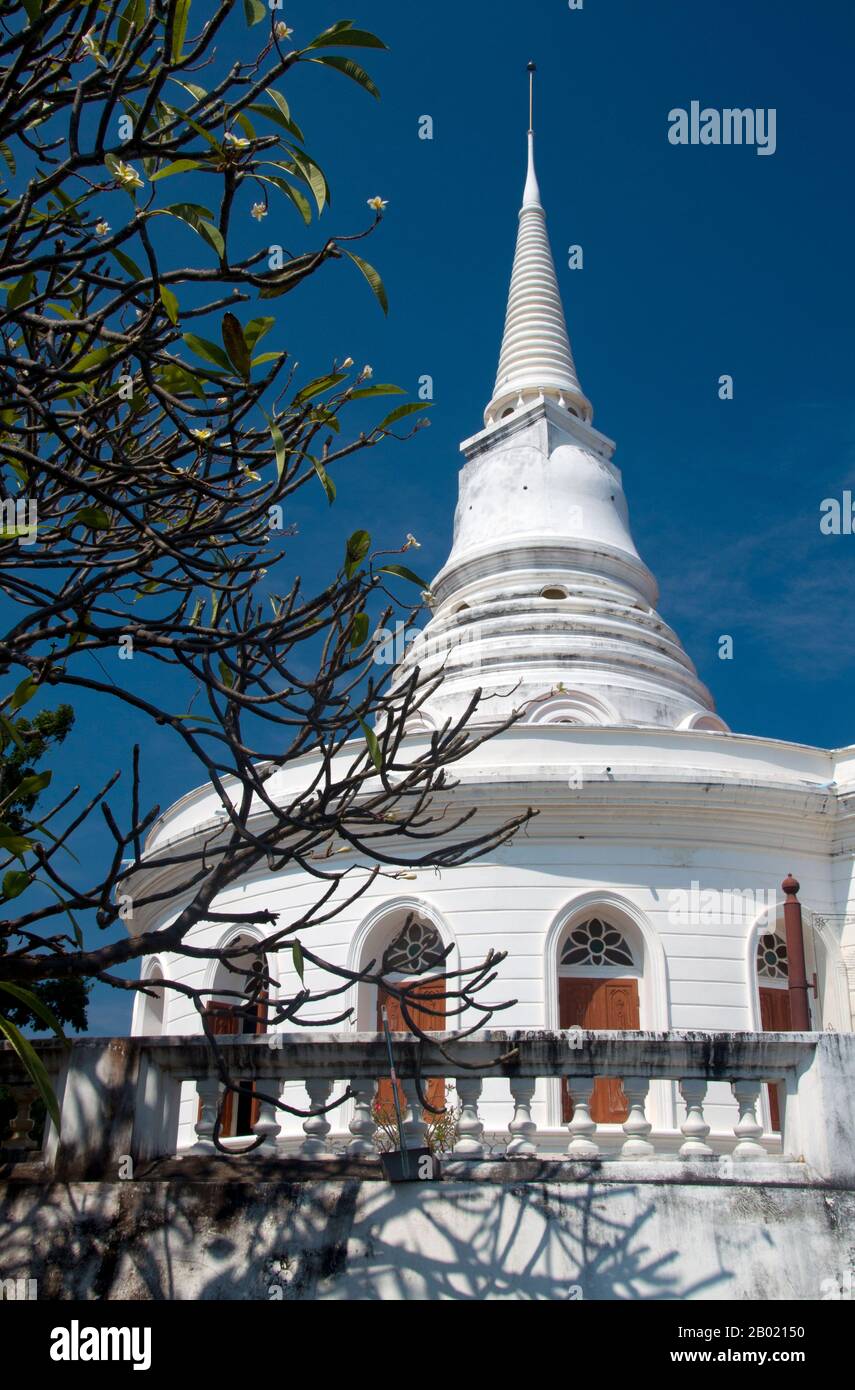 Thailand: Weiße Stupa im Wat Atsadang Nimit, Ko Sichang, Provinz Chonburi. Wat Atsadang Nimit wurde im späten 19. Jahrhundert von König Chulalongkorn (Rama V.) erbaut. Der König benutzte es zur Meditation. Ko Si Chang wurde 1893 von den Franzosen besetzt und war der Sommerrückzug mehrerer siamesischer Könige, darunter König Chulalongkorn (Rama V), dessen wundersamer Teakpalast 1901 von Ko Si Chang an seinen heutigen Standort im Dusit Park in Bangkok verlegt wurde. Die Insel ist auch Heimat einer seltenen Art von weißem Eichhörnchen. Stockfoto