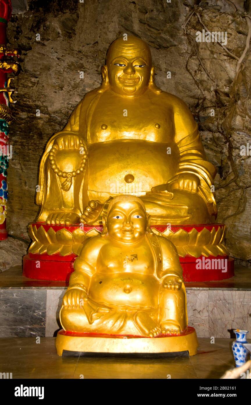 Thailand: Fette Buddhas im chinesischen Tempel San Chao Paw Khao Yai, Ko Sichang, Provinz Chonburi. Mystery umgibt diesen farbenfrohen, mehrstufigen chinesischen Tempel mit einigen Historikern, die sagen, dass er auf die chinesische Ming-Dynastie (1368-1644) zurückgeht. Es wird allgemein angenommen, dass an dieser Stelle ein Schrein von chinesischen Seeleuten gegründet wurde, nachdem sie ein Licht aus einer Höhle sahen, das sie als provisorischer Leuchtturm für die Navigation nutzten. Der Tempel wurde einige Zeit später gebaut, hauptsächlich für den Gebrauch chinesischer Pilger. Stockfoto