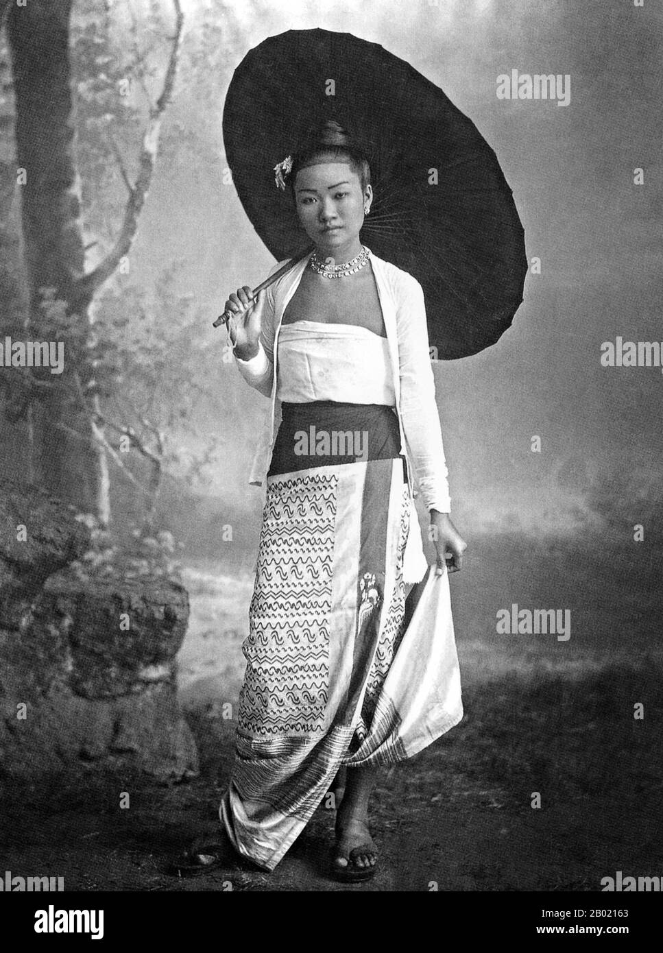 Birma/Myanmar: Atelierporträt einer gutmütigen burmesischen (Bamar) Dame, um 1895. Die britische Eroberung Burmas begann 1824 als Reaktion auf einen burmesischen Versuch, in Indien einzumarschieren. 1886 und nach zwei weiteren Kriegen hatte Großbritannien das gesamte Land in den britischen Raj aufgenommen. Um den Handel anzukurbeln und Veränderungen zu erleichtern, brachten die Briten Indianer und Chinesen ein, die die Burmesen schnell in städtische Gebiete verdrängten. Bis heute haben Rangoon und Mandalay große indische Bevölkerungsgruppen. Es wurden Eisenbahnen und Schulen sowie eine große Anzahl von Gefängnissen gebaut, darunter das berüchtigte Insein-Gefängnis, damals AS Stockfoto