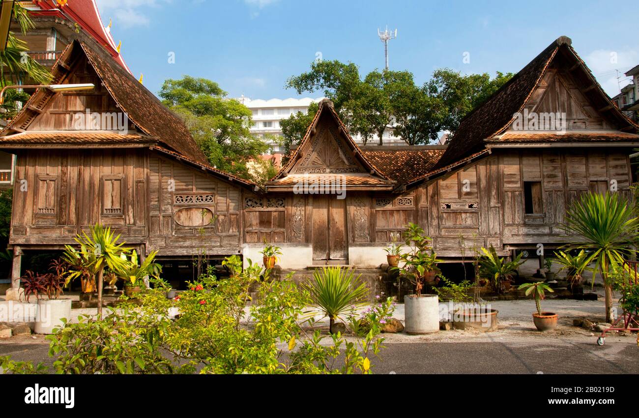 Wat Sao Thong Tong (Goldener Säulentempel), auch Wat Wang Tawan Tok genannt, wurde in den Jahren von 1888-1901 erbaut. Das Tempelgelände enthält drei alte verbundene Häuser, feine Beispiele traditioneller Architektur im südthailändischen Stil. Stockfoto