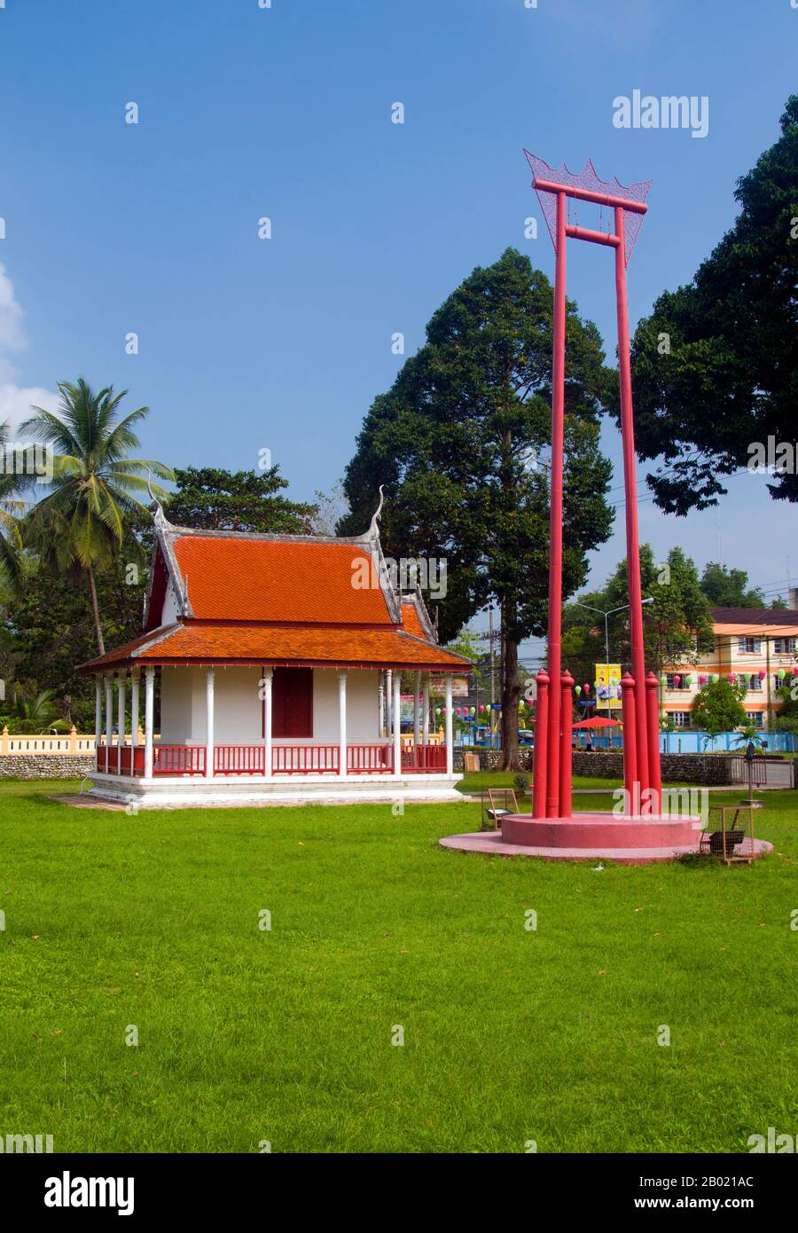 Das Phra i-suan enthält ein 1 m (3 ft) Shiva Linga, das möglicherweise auf das 6. Jahrhundert CE zurückgeht. Nakhon Si Thammarat war während des größten Teil seiner Geschichte das Verwaltungszentrum Südthailands. Ursprünglich eine Küstenstadt, verlagerte Silting die Küstenlinie von der Stadt weg. Sie ist eine der ältesten Städte Thailands und die meisten Historiker erkennen das Tambralinga-Königreich der chinesischen Aufzeichnungen als Vorstufe von Nakhon Si Thammarat an. Mit dem Fall der siamesischen Hauptstadt Ayutthaya 1767 erhielt sie ihre Unabhängigkeit zurück, kehrte aber zu ihrer Treue zur Gründung Bangkoks zurück. Im 17. Jahrhundert britisch, Portu Stockfoto
