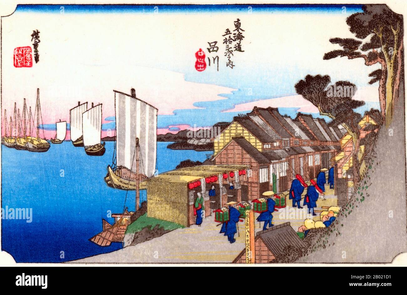 Japan: Station 1: Tagesanbruch in Shinagawa. Ukiyo-e-Holzschnitt aus der Serie „Three Stations of the Tôkaidô Road“ von Utagawa Hiroshige (1797-1858), um 1834. Shinagawa: Eine Straße mit Häusern, die sich an der Küste entlang bewegen, und das Ende eines Daimyo-Prozessionen, die an ihm vorbeiziehen; hinter den Häusern liegen Schiffe, die in der Bucht vertäut sind. Da Shinagawa die erste Station auf der Autobahn war, war es voller Reisenden, die kamen und gingen. Die Straße ist gesäumt von vielen Teehäusern, Restaurants und Unterhaltungsvierteln. Stockfoto