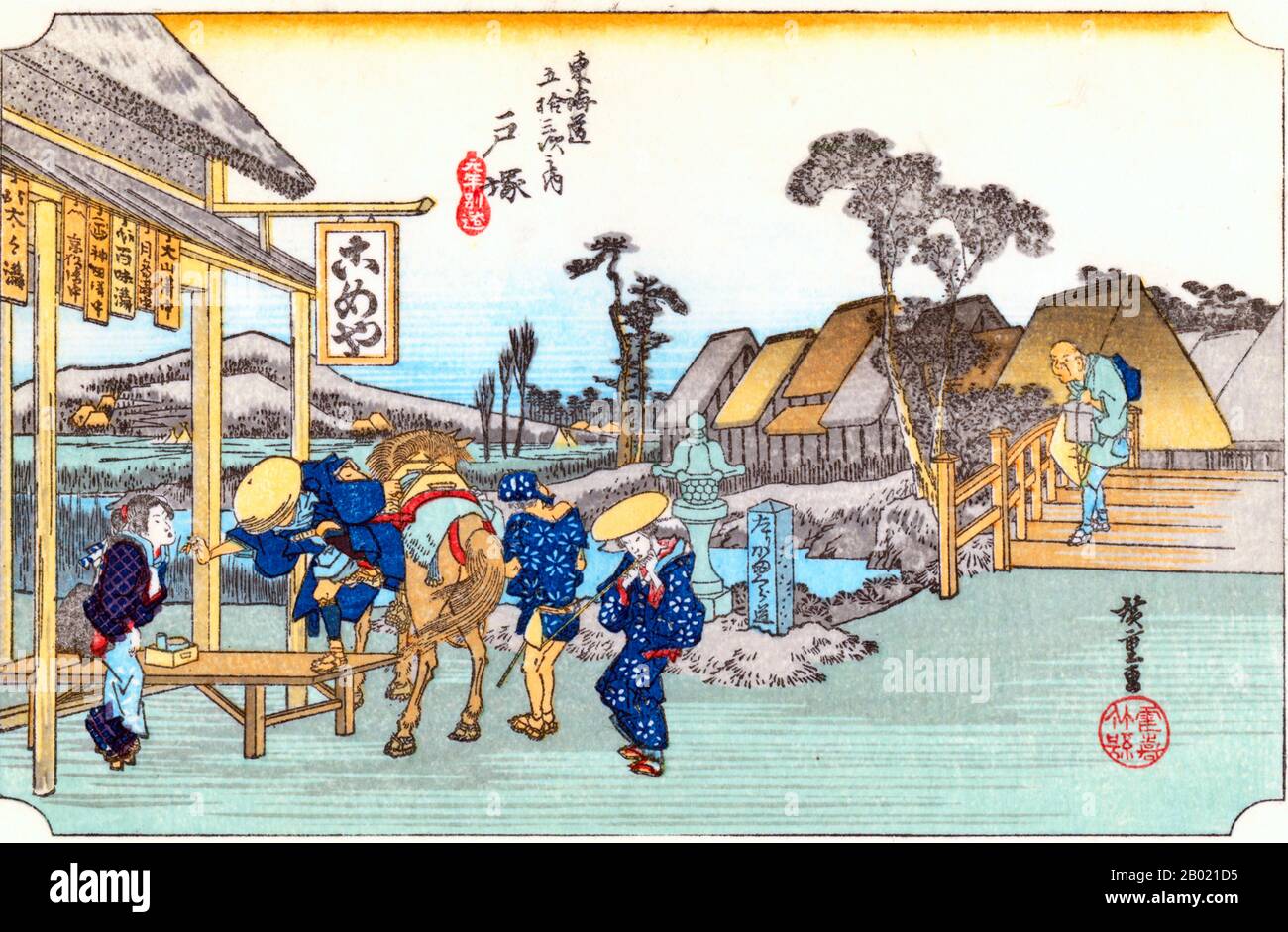 Japan: Station 5: Motomachi-Umweg in Totsuka. Ukiyo-e-Holzschnitt aus der Serie „Three Stations of the Tôkaidô Road“ von Utagawa Hiroshige (1797-1858), um 1833-1834. Totsuka: Ein Mann, der vor einem offenen Teehaus von seinem Pferd absteigt, während eine Kellnerin zusteht, um ihn zu empfangen. Diejenigen, die Edo am frühen Morgen verließen, erreichten hier am Abend und verbrachten ihre erste Nacht an diesem Bahnhof. Hinter diesem Bahnhof war die Autobahn von fein geformten Kiefern gesäumt. Stockfoto