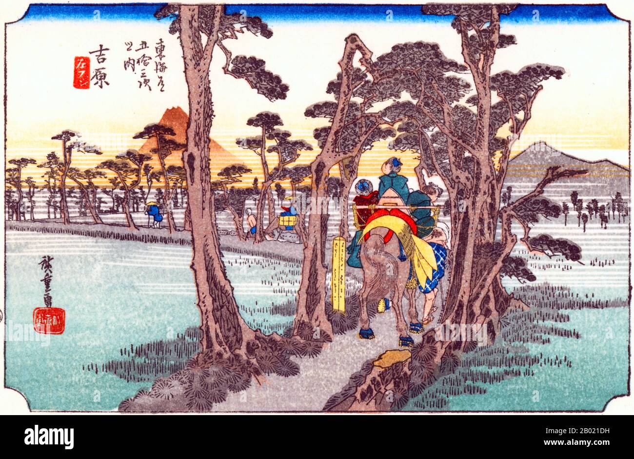 Japan: Station 14: Yoshiwara mit dem Fuji. Ukiyo-e-Holzschnitt aus der Serie „Three Stations of the Tôkaidô Road“ von Utagawa Hiroshige (1797-1858), um 1834. Yoshiwara: Eine von Bäumen gesäumte Straße, die durch Reisfelder verläuft, auf der ein Mann ein Pferd führt, das drei Frauen trägt; Fuji in der Ferne. Dieser Abschnitt der Autobahn war von Kiefern gesäumt, um den Reisenden den Komfort zu bieten. Durch die Bäume wurde der Fuji auf der linken Seite der Autobahn gesehen und im Volksmund „Left Fuji“ genannt. Stockfoto