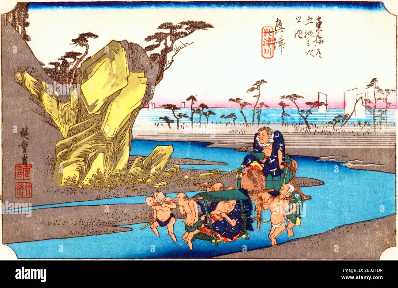 Japan: Station Seventeen: Quer the Okitsu River. Ukiyo-e-Holzschnitt aus der Serie „Three Stations of the Tôkaidô Road“ von Utagawa Hiroshige (1797-1858), um 1834. Okitsu: Blick in der Nähe der Mündung des Okitsu River, Blick auf das Meer, und zwei Sumo-Wrestler werden flussaufwärts getragen, einer auf einem Packpferd und der andere auf einem Kago. Diese flache Gegend ist bekannt für ihre schöne Aussicht auf den Pinienhain „Mihonomatsubara“, hervorgehoben durch die hübsche Meereskulisse. Stockfoto