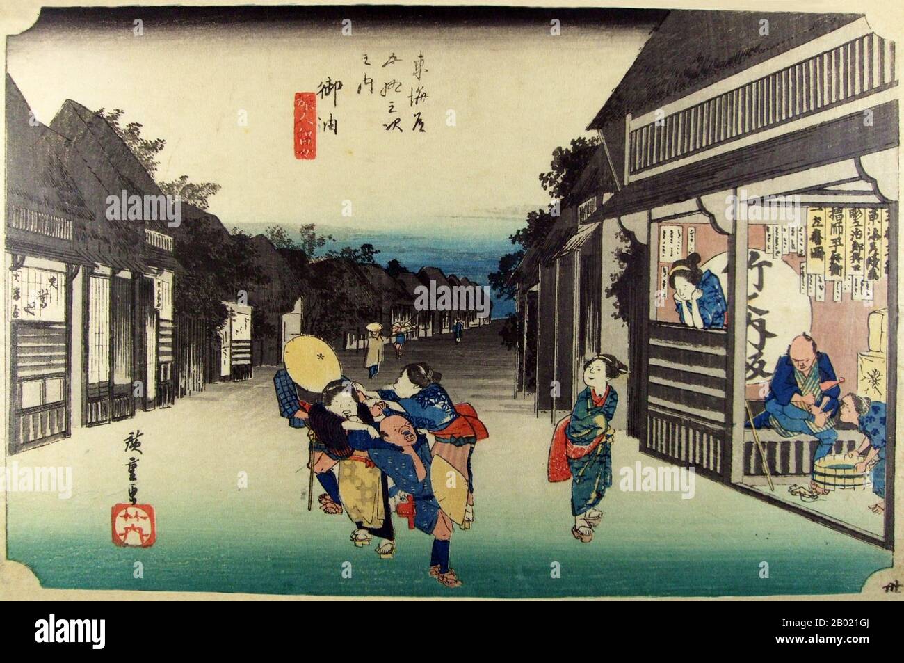 Japan: Station 35: Frauen, die Reisende in Goyu festnehmen. Ukiyo-e-Holzschnitt aus der Serie „Three Stations of the Tôkaidô Road“ von Utagawa Hiroshige (1797-1858), um 1834. Goyu: Hauptstraße des Dorfes bei Einbruch der Dunkelheit und weibliche Werbung schleppen Reisende in das Teehaus auf der rechten Seite, wo man sich bereits ausruht. Der große Kreis an der Wand trägt das Zeichen des Verlegers der Serie Take-no-Uchi. Auf dem Schild im Inneren sind die Namen des Stechers Jirobei, des Druckers Heibei und des Künstlers, Ichiryusai. Dieser Bahnhof war gesäumt von Gasthäusern und Restaurants. Stockfoto