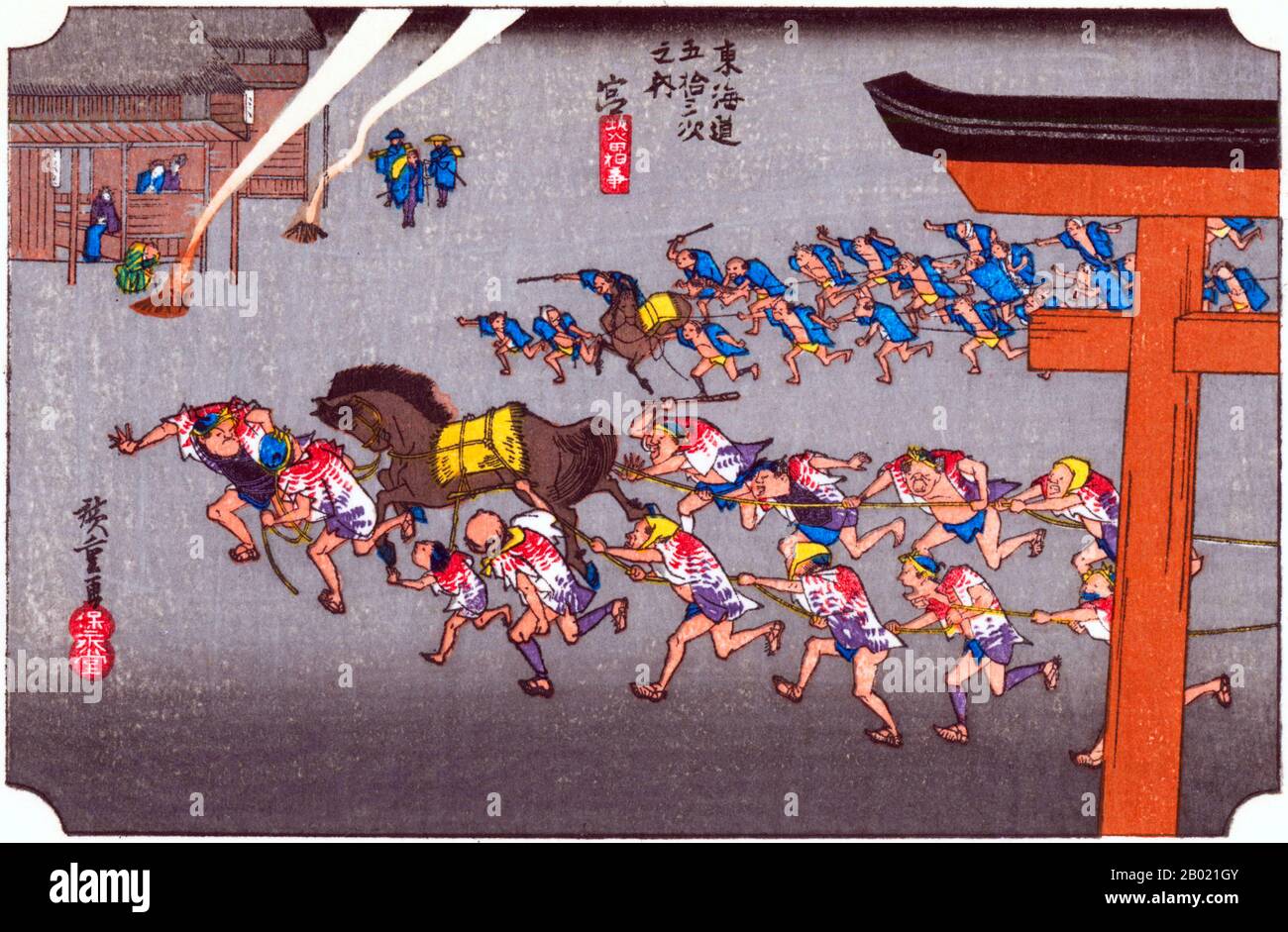 Miya: Zwei Banden von Männern und ein Pferd ziehen an einem fête-Tag einen Festwagen (nicht gezeigt) am Eingang zum Miya-Tempel vorbei. Der Name Miya bedeutet buchstäblich 'Shrine' und ist ein verkürztes Wort, das den Atsuta-Schrein bezeichnet. Es ist einer der wichtigsten Schreine des Landes, weil es eines der drei göttlichen Symbole des japanischen Kaiserthrons enthält. Jetzt ist die Stadt Nagoya um den Schrein herum zur drittgrößten Metropole Japans gewachsen. Utagawa Hiroshige (歌川 広重, * um die Welt der Künstler) (* um die Welt der  ; † 12. Oktober 1858) war ein japanischer Ukiyo-e-Künstler und einer der letzten großen Künstler dieser Tradition. Er wurde auch mit t bezeichnet Stockfoto