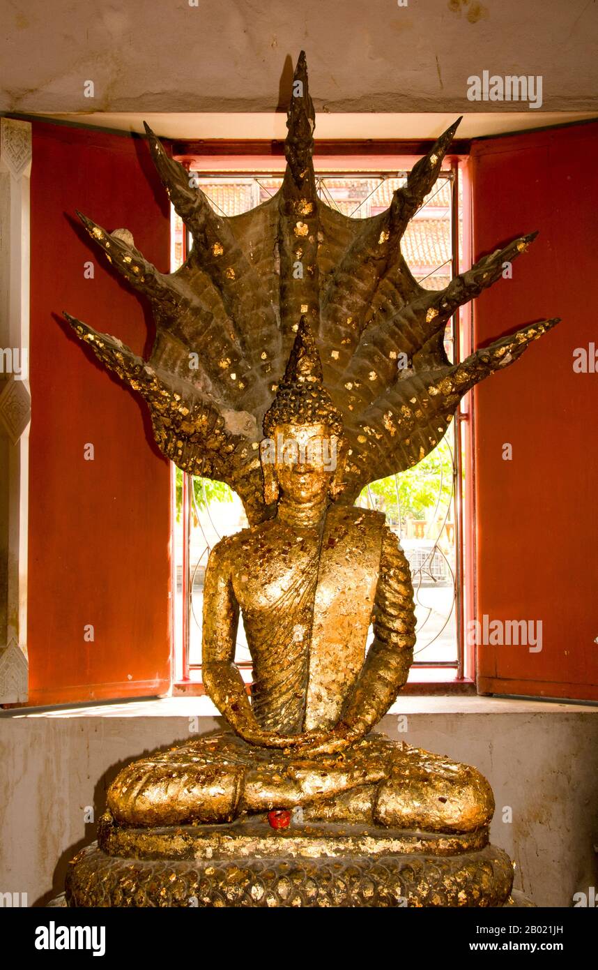 Thailand: Buddha-Figur im Hauptviharn, Wat Phra Thong, Phuket. Der buddhistische Tempel des Wat Phra Thong, der „Tempel des Goldenen Buddha“, befindet sich im Bezirk Thalang auf der Insel Phuket. Dieser ungewöhnliche Tempel ist nach dem goldenen (oder vergoldeten) Buddha-Bild benannt, das in den Tempelbezirken begraben ist, so dass nur Kopf und Schultern über der Erde sichtbar sind. Der Legende nach versuchte ein örtlicher Büffeljunge, einen seiner Anklagen an einen Aufstand zu binden, von dem er dachte, er sei ein Baumstumpf, der sich aber als Uschnisha oder oberster Knoten eines begrabenen Buddha-Bildes erwies. Stockfoto