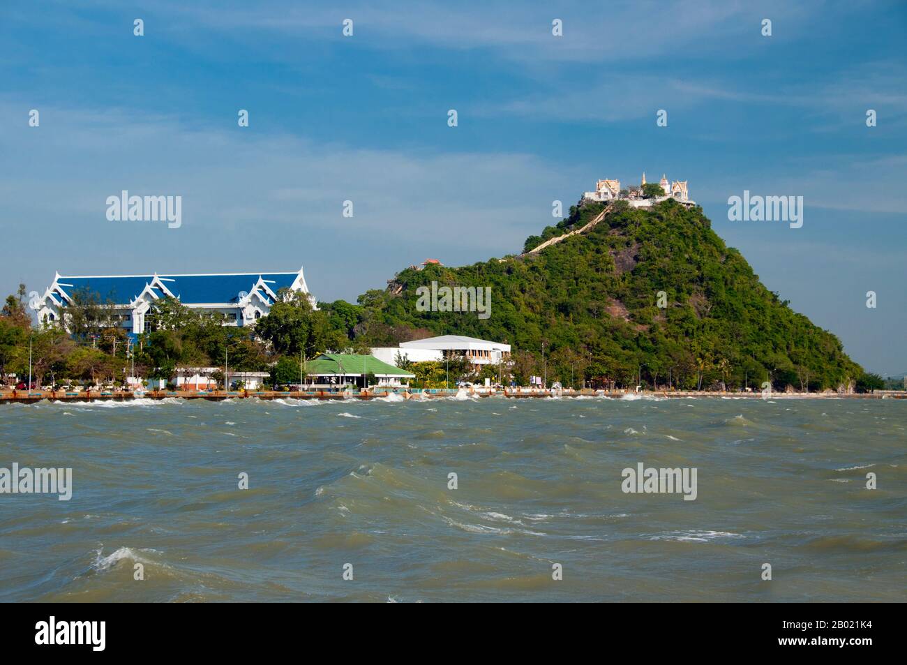 Prachuap Khiri Khan bedeutet "Stadt unter der Bergkette". Obwohl es nur wenig mehr als einen Fischerhafen gibt, hat die Stadt - die je nachdem, mit wem Sie sprechen - entweder die letzte Provinzhauptstadt in Zentralthailand oder die erste Provinzhauptstadt im Süden ist - einen ganz besonderen Charme und liegt abseits der Touristenpfade. Das heißt, Touristen durchqueren die ganze Zeit, aber sie machen nur selten Halt. Historisch gesehen ist Prachuap als einer der sieben Landungspunkte von Bedeutung, an denen die Kaiserlich japanischen Truppen im Jahr 1941 an Land stürmten, auf dem Weg nach Süden, um Malaya und Singapur zu besetzen. Heute ist jedoch die Stockfoto