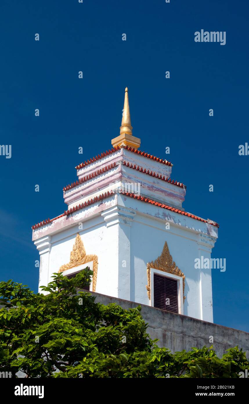 Thailand: Wat Thammikaram, Khao Chong Krajok (Spiegelberg), Prachuap Khiri Khan. Prachuap Khiri Khan bedeutet „Stadt unter der Bergkette“. Obwohl die Stadt etwas mehr als ein Fischerhafen ist, hat sie - je nachdem, mit wem man spricht - einen ganz besonderen Charme und liegt abseits der Touristenpfade. Das heißt, Touristen fahren die ganze Zeit durch, aber sie halten selten an. Stockfoto