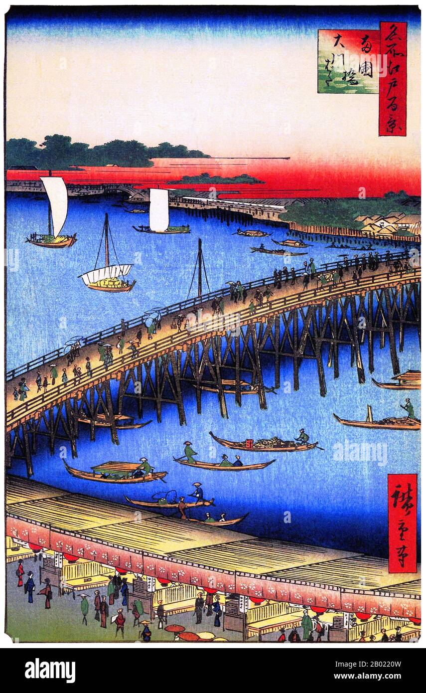 Japan: Ryōgoku: Ryōgoku-Brücke, Japans größte Brücke über den Sumida-Fluss. Bild 59 von Teil 2 (Sommer) von „100 berühmte Ansichten von Edo“. Ukiyo-e Holzschnitt von Utagawa Hiroshige (1797-1858), um 1856-1859. Hiroshiges 100 berühmte Ausblicke auf Edo, die sich aus 118 Holzblocklandschaften und Genreszenen aus Tokio Mitte des 19. Jahrhunderts zusammensetzen, ist eine der größten Errungenschaften der japanischen Kunst. Die Serie enthält viele der berühmtesten Drucke Hiroshiges. Es ist eine Feier des Stils und der Welt der besten kulturellen Blüte Japans am Ende des Tokugawa-Shogunats. Stockfoto