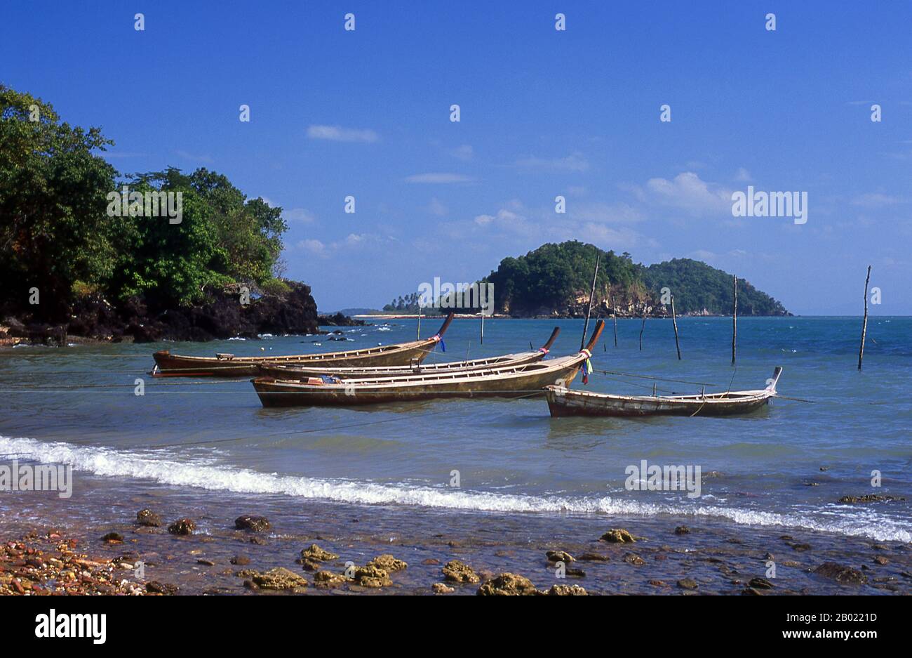 Thailand: Urak Lawoi (Sea Zigeuner) Boote, Ko Lanta, Provinz Krabi. Die „Sea Zigeuner“ oder Moken der Andamanensee, auf Thailändisch als chao thalae oder „Menschen des Meeres“ bekannt, sind in drei Gruppen unterteilt. Sie leben zwischen 4.000 und 5.000 und leben nur an der Küste, entweder in Hütten am Ufer oder auf Schiffen, die die Küstengewässer vom Mergui-Archipel in Burma bis zu den Tarutao-Inseln im Süden Thailands befahren. Die größte Sea Zigeuner Gruppe sind die Urak Lawoi mit rund 3.000 Exemplaren. Sie leben in einfachen Hütten an Stränden, die sich südlich von Phuket bis zu den Tarutao-Inseln erstrecken. Stockfoto