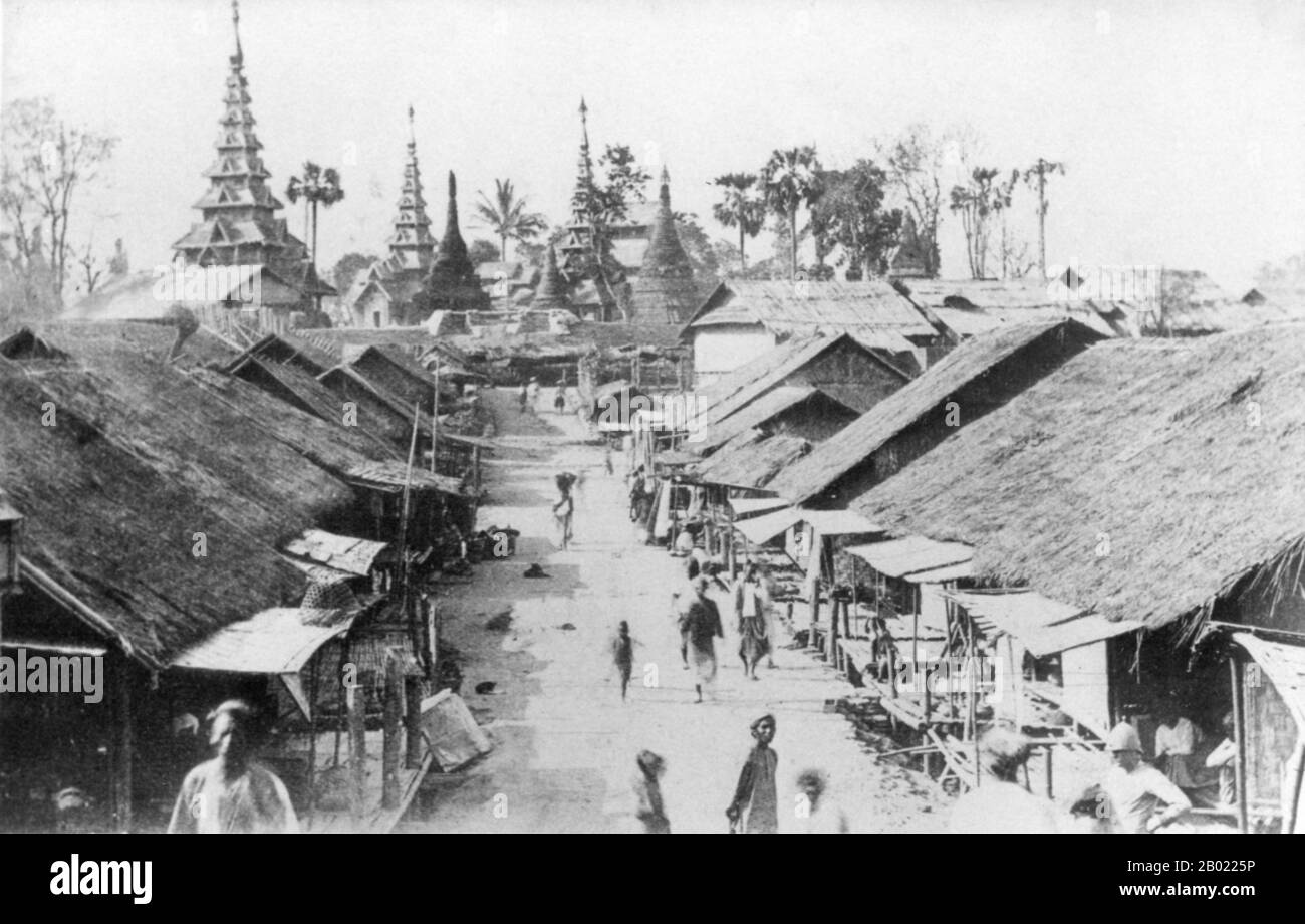 Birma/Myanmar: Die Hauptstraße von Bhamo im Bundesstaat Kachin, um 1893. Bhamo (den Chinesen als Xinkai oder „neuer Markt“ bekannt) war einst eine wichtige Stadt an der Haw-Karawanenhandelsroute zwischen China und Birma. Innerhalb der Shan und Karen bewohnten Regionen im Norden und Osten Birmas verliefen Handelsrouten nach Myitkyina, Lashio und Bhamo. Große Maultierkarawanen, etwa eine halbe Meile lang, kamen noch in den 1920er Jahren in Bhamo an Stockfoto