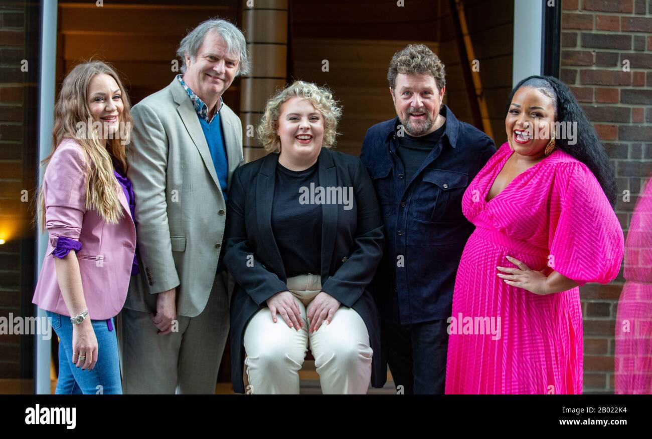 London, Großbritannien. Februar 2020. Die Besetzung von "Hairspray the Musical" posiert für Fotos vor der Eröffnung des Musicals am 23. April L an R Rita Simons, Paul Merton, Lizzie Bea, Michael Ball und Marisha Wallace. Paul Merton wird sein West End Debüt als Wilbur Turnblad geben. Kredit: Tommy London/Alamy Live News Stockfoto