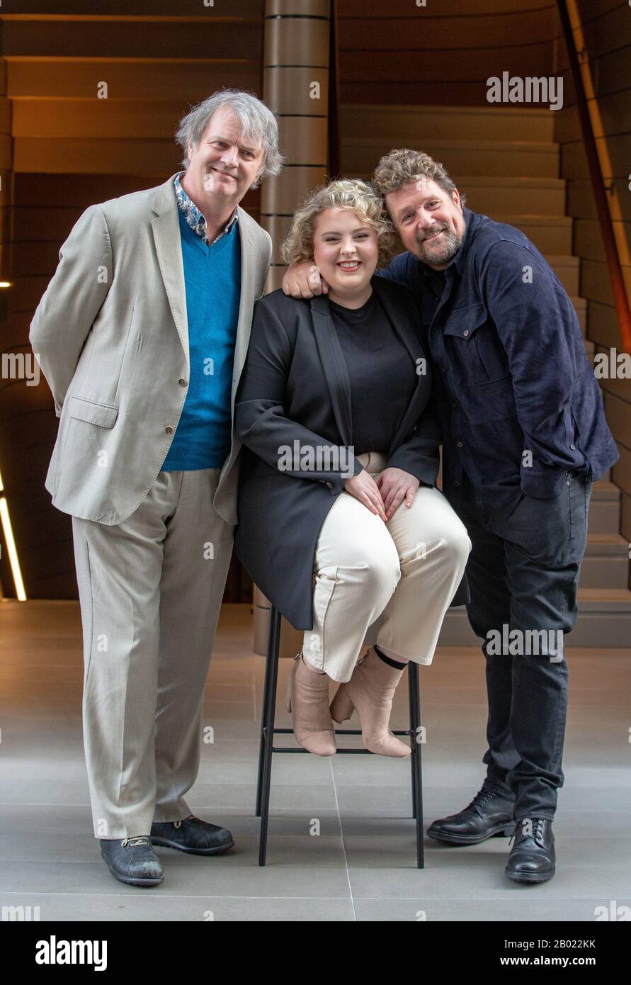 London, Großbritannien. Februar 2020. Die Besetzung von "Hairspray the Musical" posiert für Fotos vor der Eröffnung des Musicals am 23. April L bis R, Paul Merton, Lizzie Bea und Michael Ball. Paul Merton wird sein West End Debüt als Wilbur Turnblad geben. Kredit: Tommy London/Alamy Live News Stockfoto