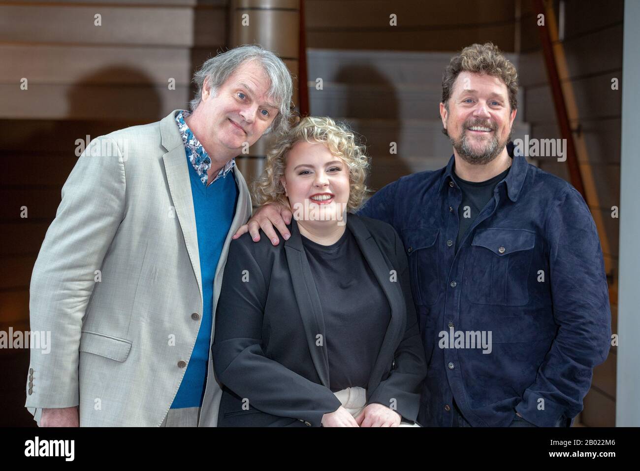 London, Großbritannien. Februar 2020. Die Besetzung von "Hairspray the Musical" posiert für Fotos vor der Eröffnung des Musicals am 23. April L bis R, Paul Merton, Lizzie Bea und Michael Ball. Paul Merton wird sein West End Debüt als Wilbur Turnblad geben. Kredit: Tommy London/Alamy Live News Stockfoto