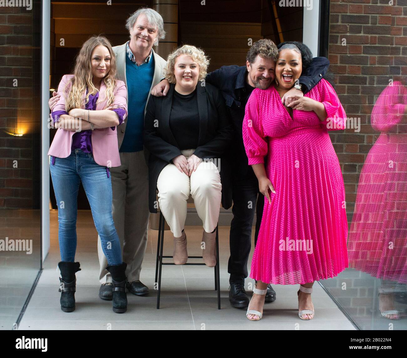 London, Großbritannien. Februar 2020. Die Besetzung von "Hairspray the Musical" posiert für Fotos vor der Eröffnung des Musicals am 23. April L an R Rita Simons, Paul Merton, Lizzie Bea, Michael Ball und Marisha Wallace. Paul Merton wird sein West End Debüt als Wilbur Turnblad geben. Kredit: Tommy London/Alamy Live News Stockfoto