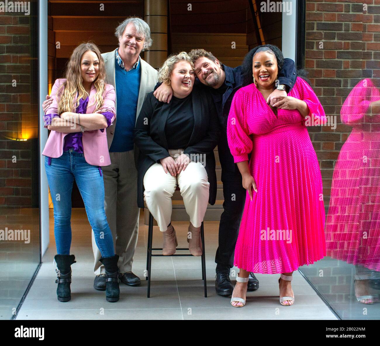 London, Großbritannien. Februar 2020. Die Besetzung von "Hairspray the Musical" posiert für Fotos vor der Eröffnung des Musicals am 23. April L an R Rita Simons, Paul Merton, Lizzie Bea, Michael Ball und Marisha Wallace. Paul Merton wird sein West End Debüt als Wilbur Turnblad geben. Kredit: Tommy London/Alamy Live News Stockfoto