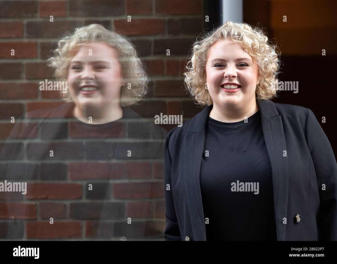 London, Großbritannien. Februar 2020. Lizzie Bea, die die ikonische Rolle von Tracy Turnblad Spielen Wird Die Besetzung von "Hairspray the Musical" posiert für Fotos vor der Eröffnung des Musicals am 23. April L an R Rita Simons, Paul Merton, Lizzie Bea, Michael Ball und Marisha Wallace. Paul Merton wird sein West End Debüt geben. Kredit: Tommy London/Alamy Live News Stockfoto