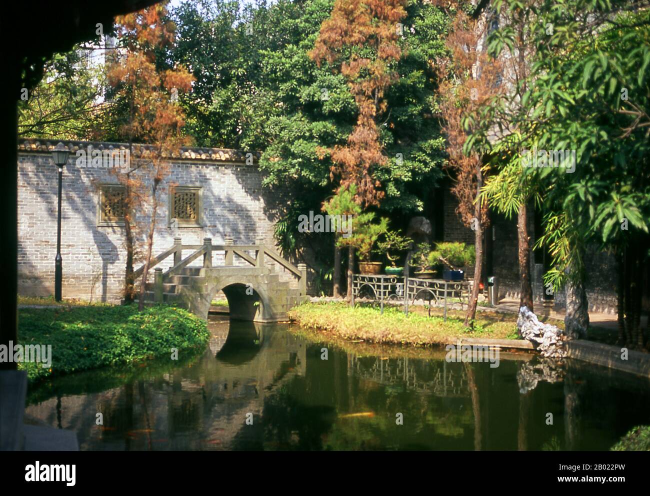 China: Liang Yuan Ziergarten, Foshan, Provinz Guangdong. Liang Yuan oder Liang's Garden wurde zwischen 1796 und 1850 erbaut und gilt als einer der schönsten Gärten in der Provinz Guangdong. Foshan stammt aus dem 7. Jahrhundert und ist seit der Song-Dynastie (960–1276) berühmt für seine Keramik-, Porzellan- und Keramikindustrie. Es ist auch berühmt für seine Kampfkunst. Dort gibt es zahlreiche Wing Chun Schulen, wo viele zum Training kommen und sparen. Stockfoto