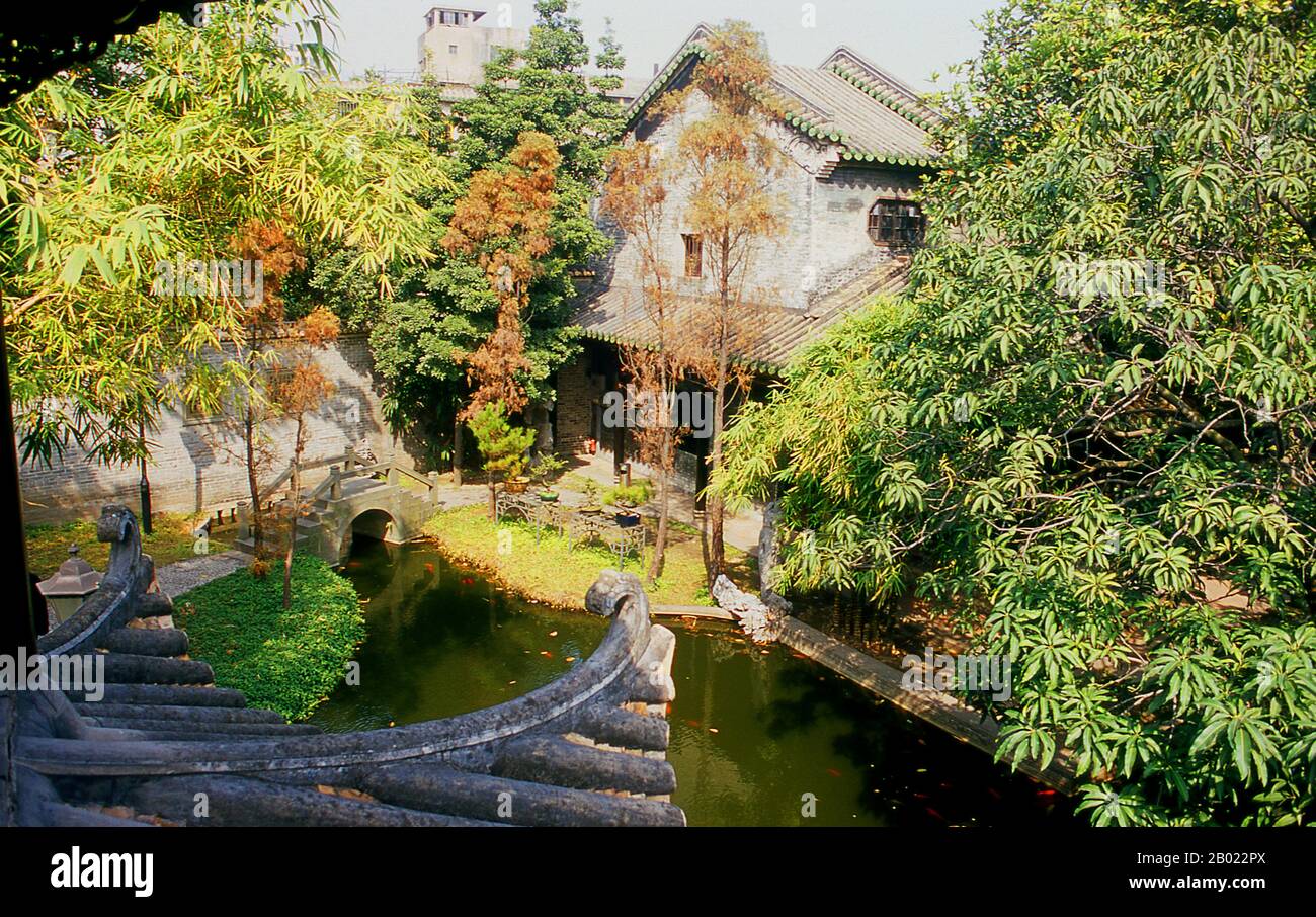 China: Liang Yuan Ziergarten, Foshan, Provinz Guangdong. Liang Yuan oder Liang's Garden wurde zwischen 1796 und 1850 erbaut und gilt als einer der schönsten Gärten in der Provinz Guangdong. Foshan stammt aus dem 7. Jahrhundert und ist seit der Song-Dynastie (960–1276) berühmt für seine Keramik-, Porzellan- und Keramikindustrie. Es ist auch berühmt für seine Kampfkunst. Dort gibt es zahlreiche Wing Chun Schulen, wo viele zum Training kommen und sparen. Stockfoto