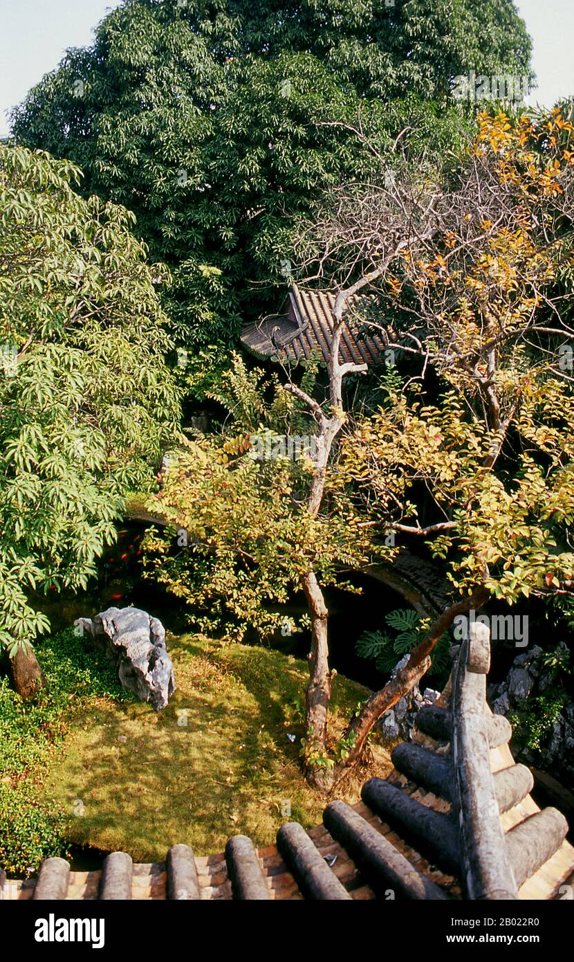 China: Liang Yuan Ziergarten, Foshan, Provinz Guangdong. Liang Yuan oder Liang's Garden wurde zwischen 1796 und 1850 erbaut und gilt als einer der schönsten Gärten in der Provinz Guangdong. Foshan stammt aus dem 7. Jahrhundert und ist seit der Song-Dynastie (960–1276) berühmt für seine Keramik-, Porzellan- und Keramikindustrie. Es ist auch berühmt für seine Kampfkunst. Dort gibt es zahlreiche Wing Chun Schulen, wo viele zum Training kommen und sparen. Stockfoto