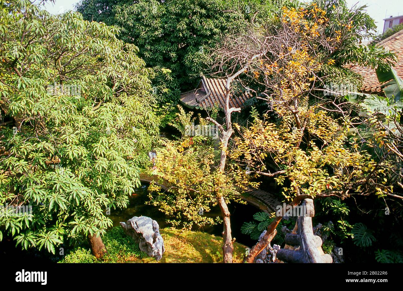 China: Liang Yuan Ziergarten, Foshan, Provinz Guangdong. Liang Yuan oder Liang's Garden wurde zwischen 1796 und 1850 erbaut und gilt als einer der schönsten Gärten in der Provinz Guangdong. Foshan stammt aus dem 7. Jahrhundert und ist seit der Song-Dynastie (960–1276) berühmt für seine Keramik-, Porzellan- und Keramikindustrie. Es ist auch berühmt für seine Kampfkunst. Dort gibt es zahlreiche Wing Chun Schulen, wo viele zum Training kommen und sparen. Stockfoto