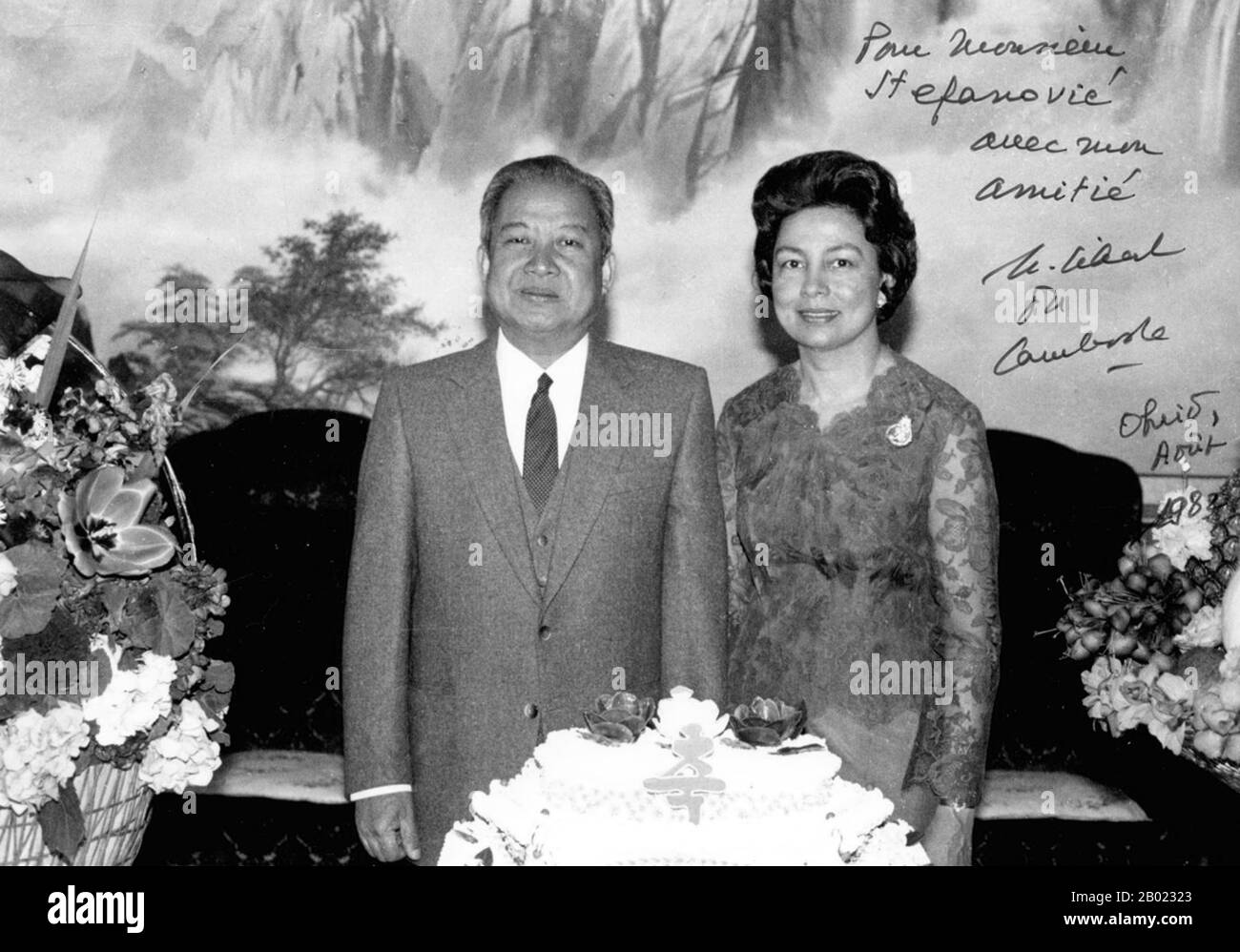 Kambodscha: König Norodom Sihanouk (31. Oktober 1922 bis 15. Oktober 2012) mit seiner Frau Prinzessin Monique (18. Juni 1936), Kambodscha, August 1988. Norodom Sihanouk war von 1941 bis 1955 König von Kambodscha und wieder von 1993 bis zu seiner Pensionierung und freiwilligen Abdankung am 7. Oktober 2004 zugunsten seines Sohnes Norodom Sihamoni. Nach seiner Abdankung wurde er als König-Vater von Kambodscha bekannt, eine Position, in der er viele seiner früheren Aufgaben als konstitutioneller Monarch behielt. Er starb 2012 in Peking an einem Herzinfarkt. Stockfoto Kambodscha: König Norodom Sihanouk (31. Oktober 1922 bis 15. Oktober 2012) mit seiner Frau Prinzessin Monique (18. Juni 1936), Kambodscha, August 1988. Norodom Sihanouk war von 1941 bis 1955 König von Kambodscha und wieder von 1993 bis zu seiner Pensionierung und freiwilligen Abdankung am 7. Oktober 2004 zugunsten seines Sohnes Norodom Sihamoni. Nach seiner Abdankung wurde er als König-Vater von Kambodscha bekannt, eine Position, in der er viele seiner früheren Aufgaben als konstitutioneller Monarch behielt. Er starb 2012 in Peking an einem Herzinfarkt. Stockfoto
