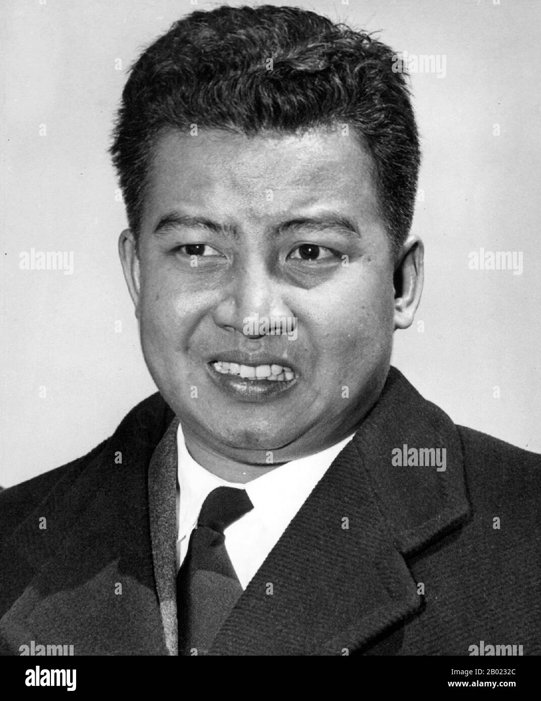Kambodscha: König Norodom Sihanouk von Kambodscha (31. Oktober 1922 bis 15. Oktober 2012) 1953, ein Jahr vor der Unabhängigkeit Kambodschas von Französisch-Indochina und Frankreich. Norodom Sihanouk war von 1941 bis 1955 König von Kambodscha und wieder von 1993 bis zu seiner Pensionierung und freiwilligen Abdankung am 7. Oktober 2004 zugunsten seines Sohnes Norodom Sihamoni. Nach seiner Abdankung wurde er als König-Vater von Kambodscha bekannt, eine Position, in der er viele seiner früheren Aufgaben als konstitutioneller Monarch behielt. Er starb 2012 an einem Herzinfarkt in Peking, China. Stockfoto Kambodscha: König Norodom Sihanouk von Kambodscha (31. Oktober 1922 bis 15. Oktober 2012) 1953, ein Jahr vor der Unabhängigkeit Kambodschas von Französisch-Indochina und Frankreich. Norodom Sihanouk war von 1941 bis 1955 König von Kambodscha und wieder von 1993 bis zu seiner Pensionierung und freiwilligen Abdankung am 7. Oktober 2004 zugunsten seines Sohnes Norodom Sihamoni. Nach seiner Abdankung wurde er als König-Vater von Kambodscha bekannt, eine Position, in der er viele seiner früheren Aufgaben als konstitutioneller Monarch behielt. Er starb 2012 an einem Herzinfarkt in Peking, China. Stockfoto